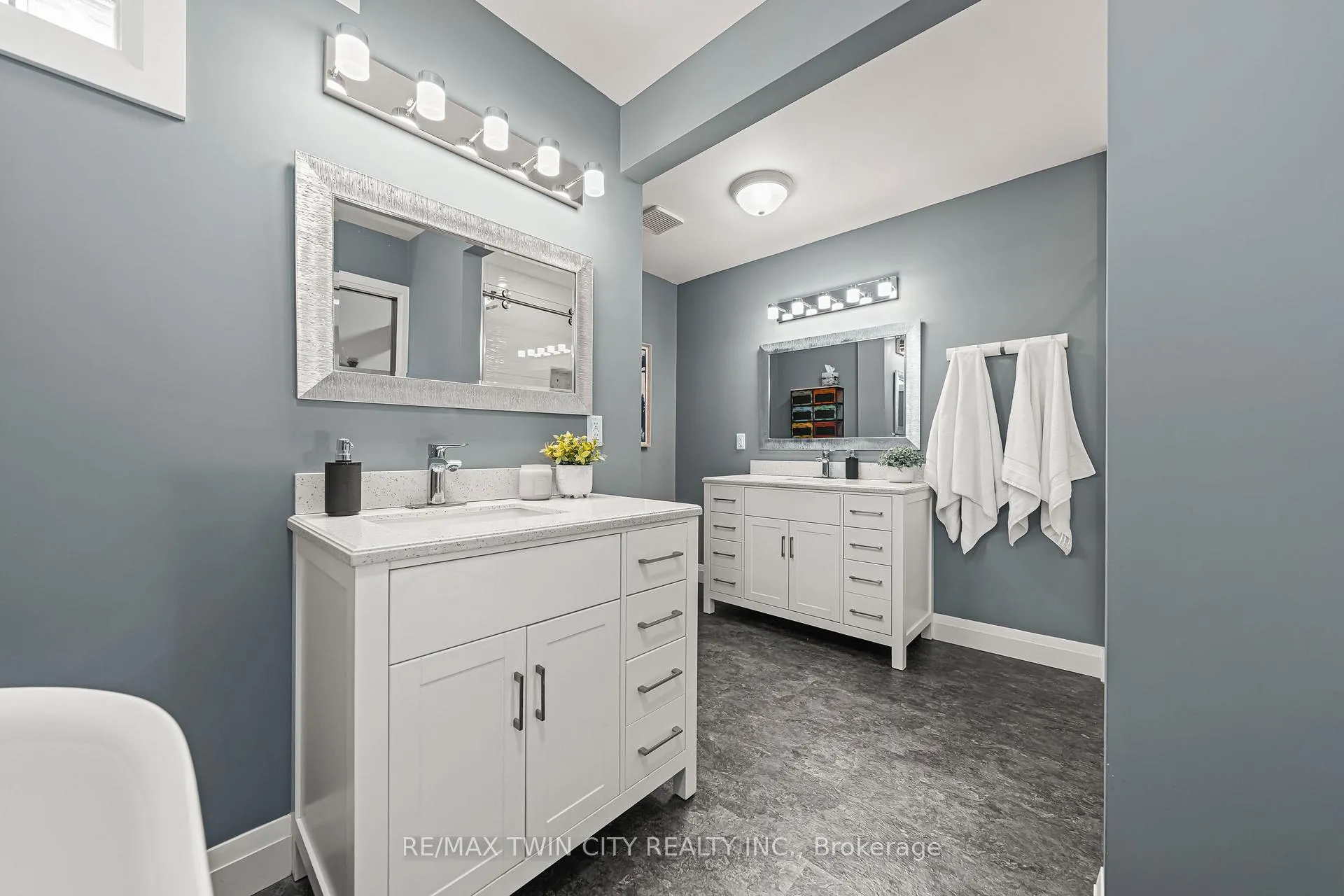 Photo 27 of 325 Wyecroft Boulevard, Waterloo — HOMEH