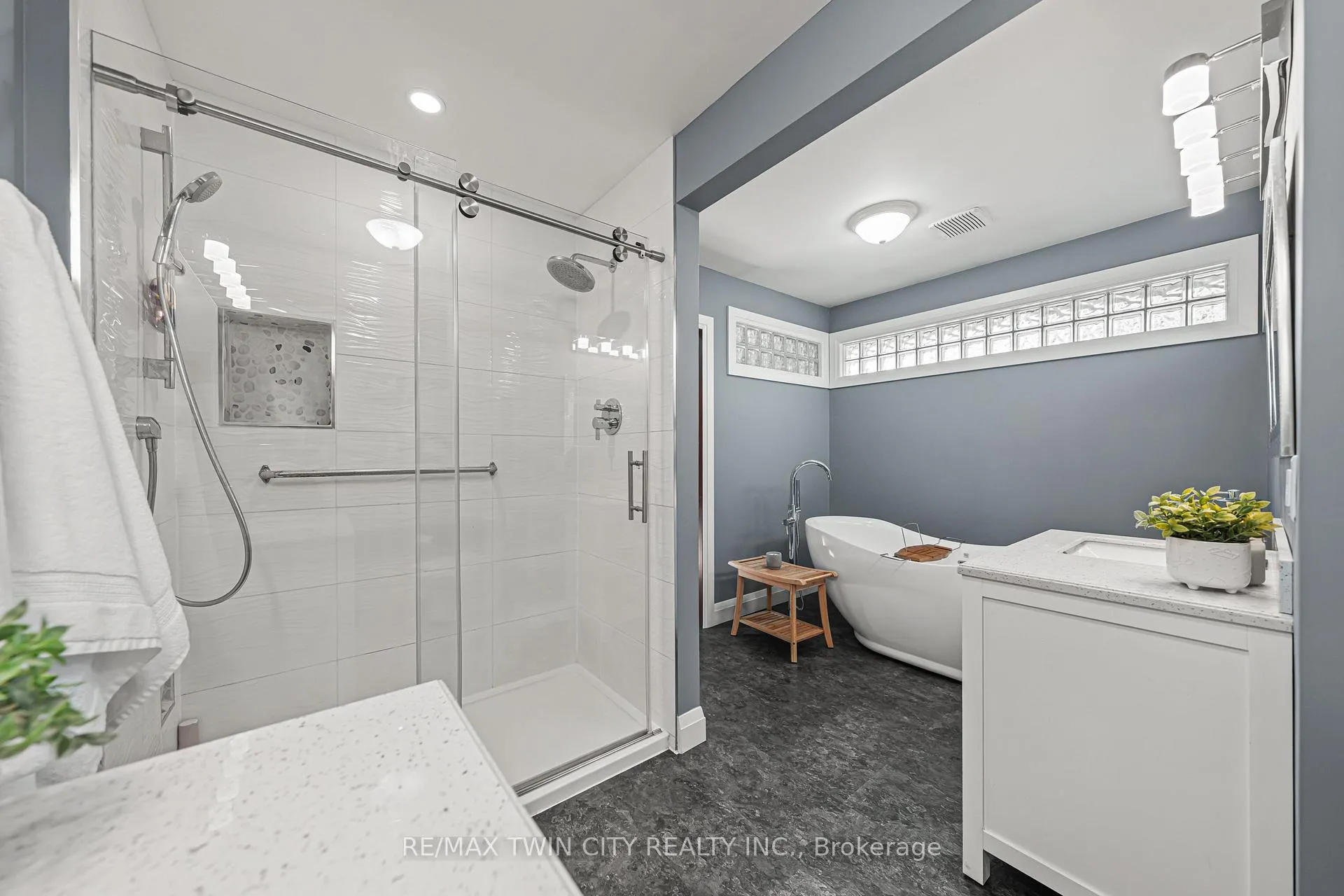 Photo 28 of 325 Wyecroft Boulevard, Waterloo — HOMEH