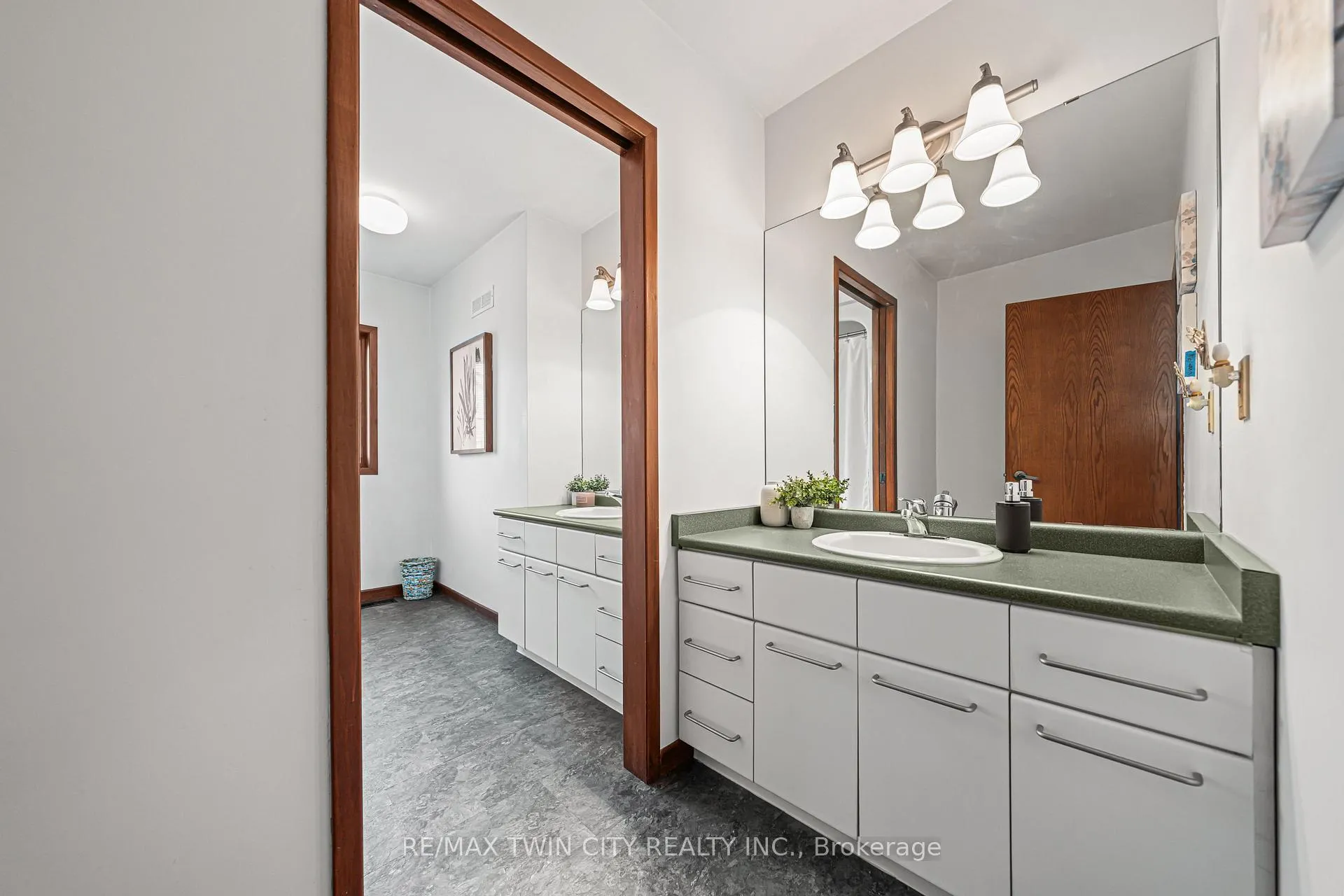 Photo 34 of 325 Wyecroft Boulevard, Waterloo — HOMEH