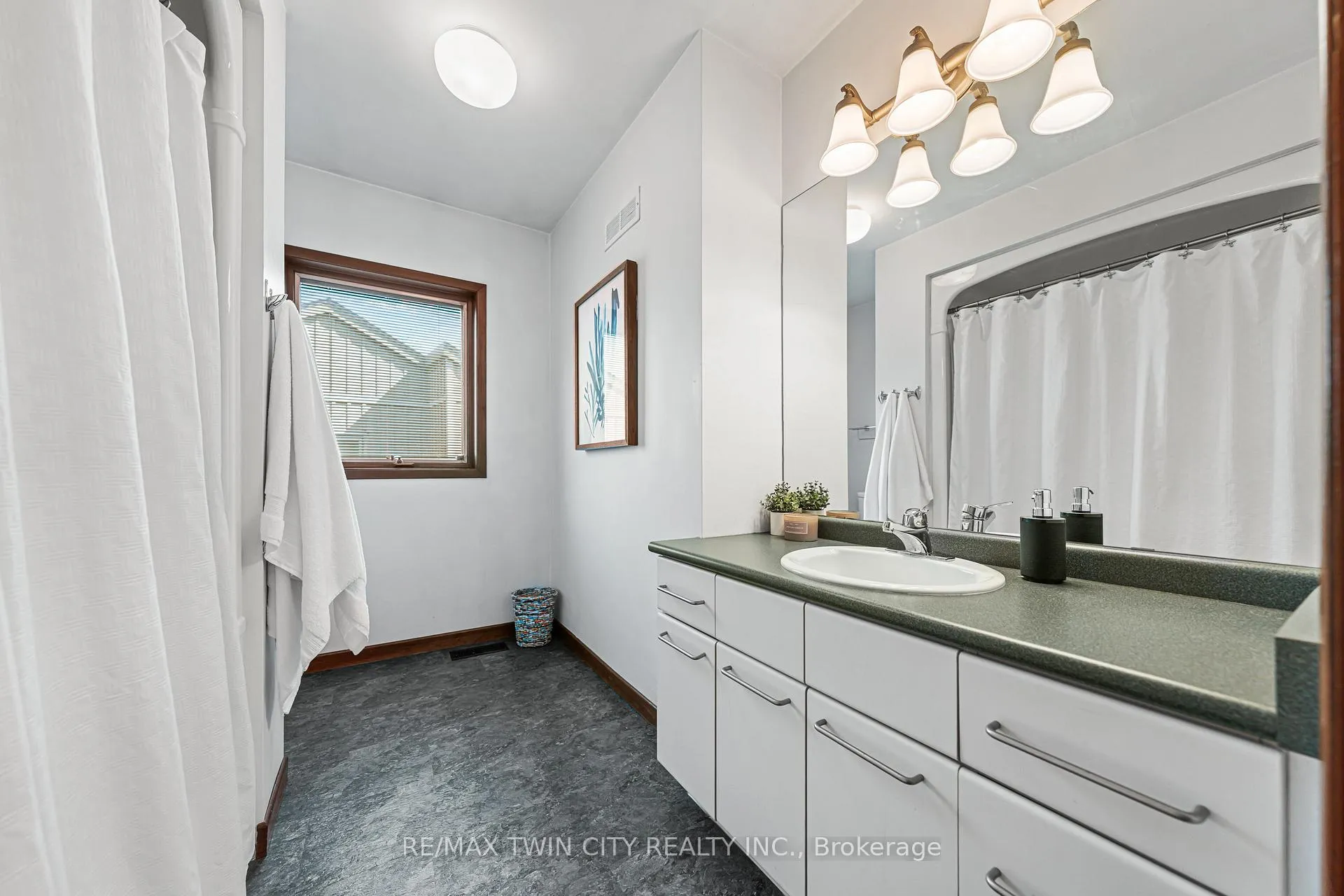 Photo 35 of 325 Wyecroft Boulevard, Waterloo — HOMEH