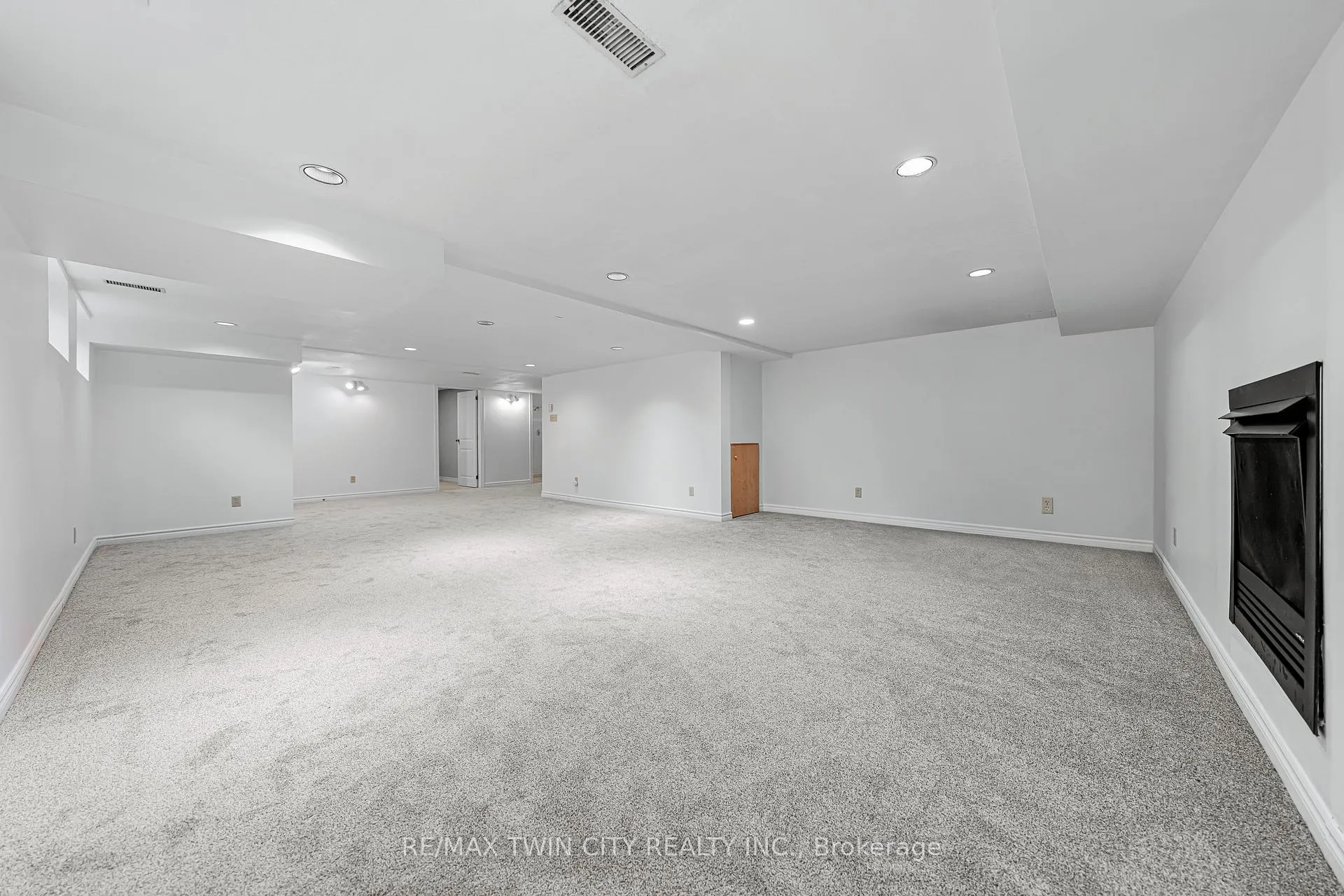 Photo 37 of 325 Wyecroft Boulevard, Waterloo — HOMEH