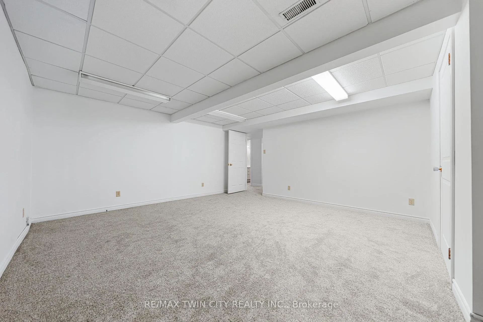 Photo 38 of 325 Wyecroft Boulevard, Waterloo — HOMEH