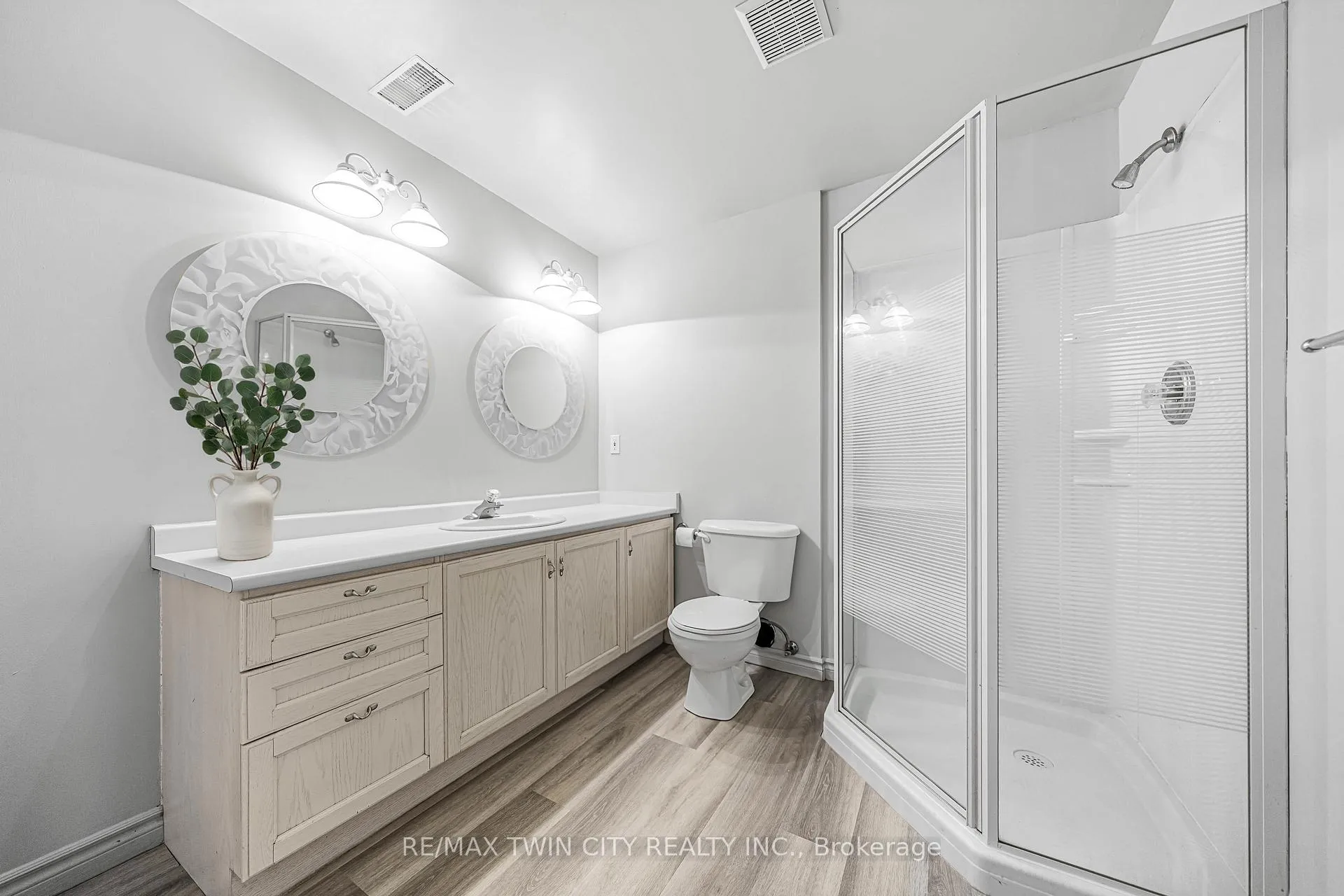 Photo 40 of 325 Wyecroft Boulevard, Waterloo — HOMEH