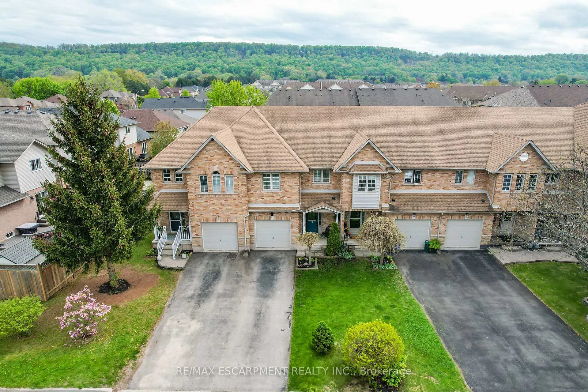 Photo 2 of 41 Magnolia Crescent, Grimsby, Grimsby West — HOMEH