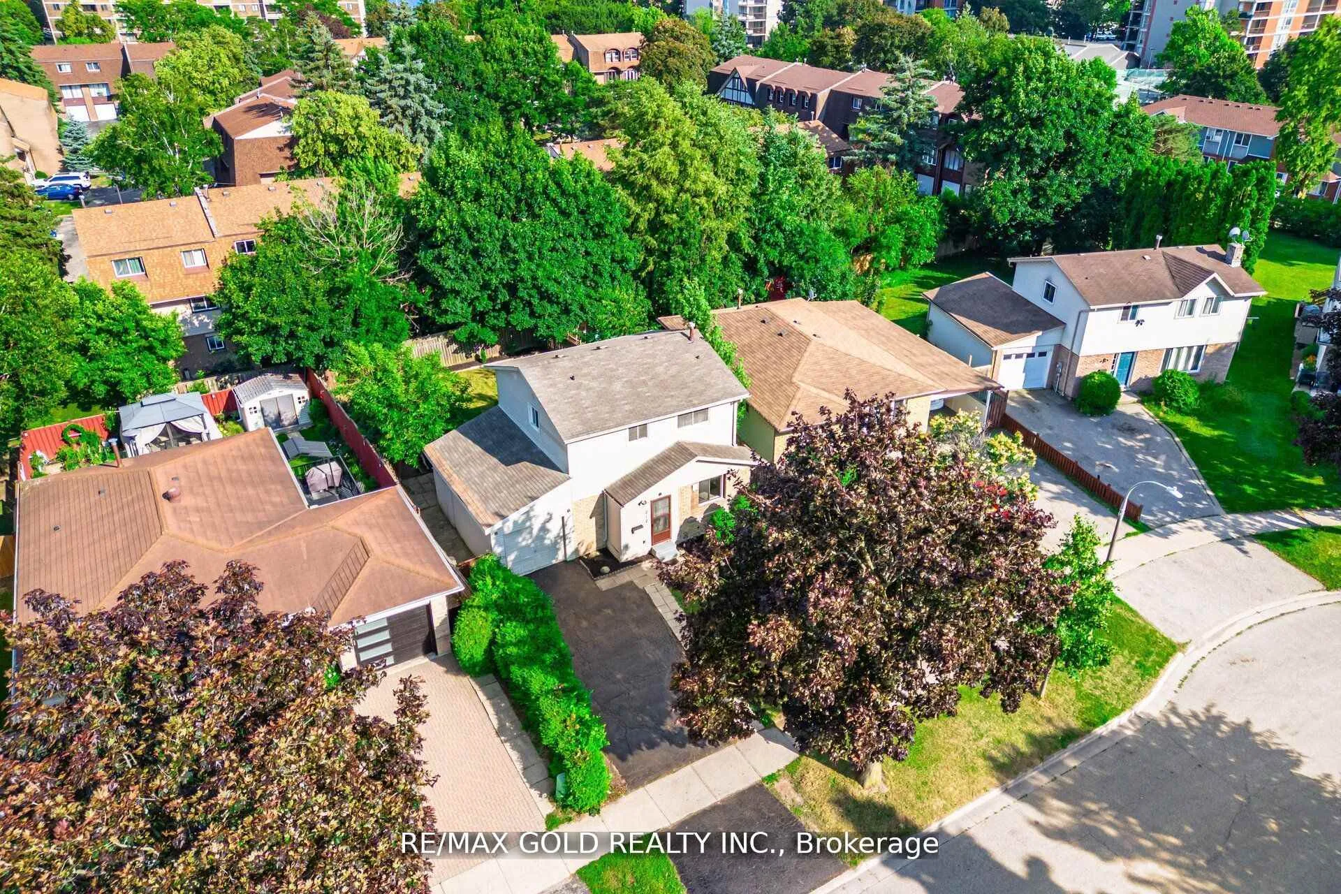 Photo 4 of 212 Cedarwoods Crescent, Kitchener — HOMEH