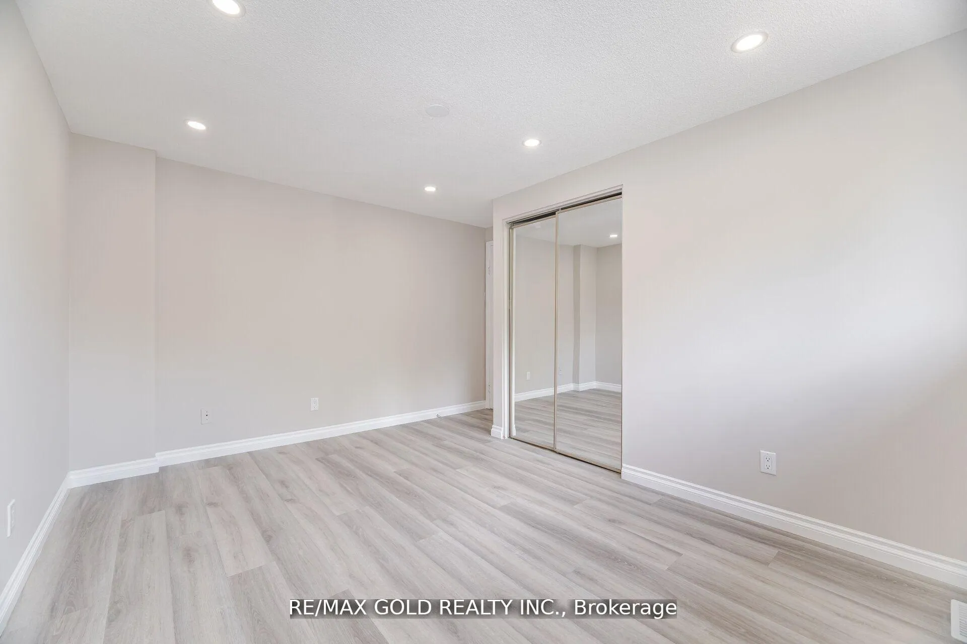 Photo 25 of 212 Cedarwoods Crescent, Kitchener — HOMEH