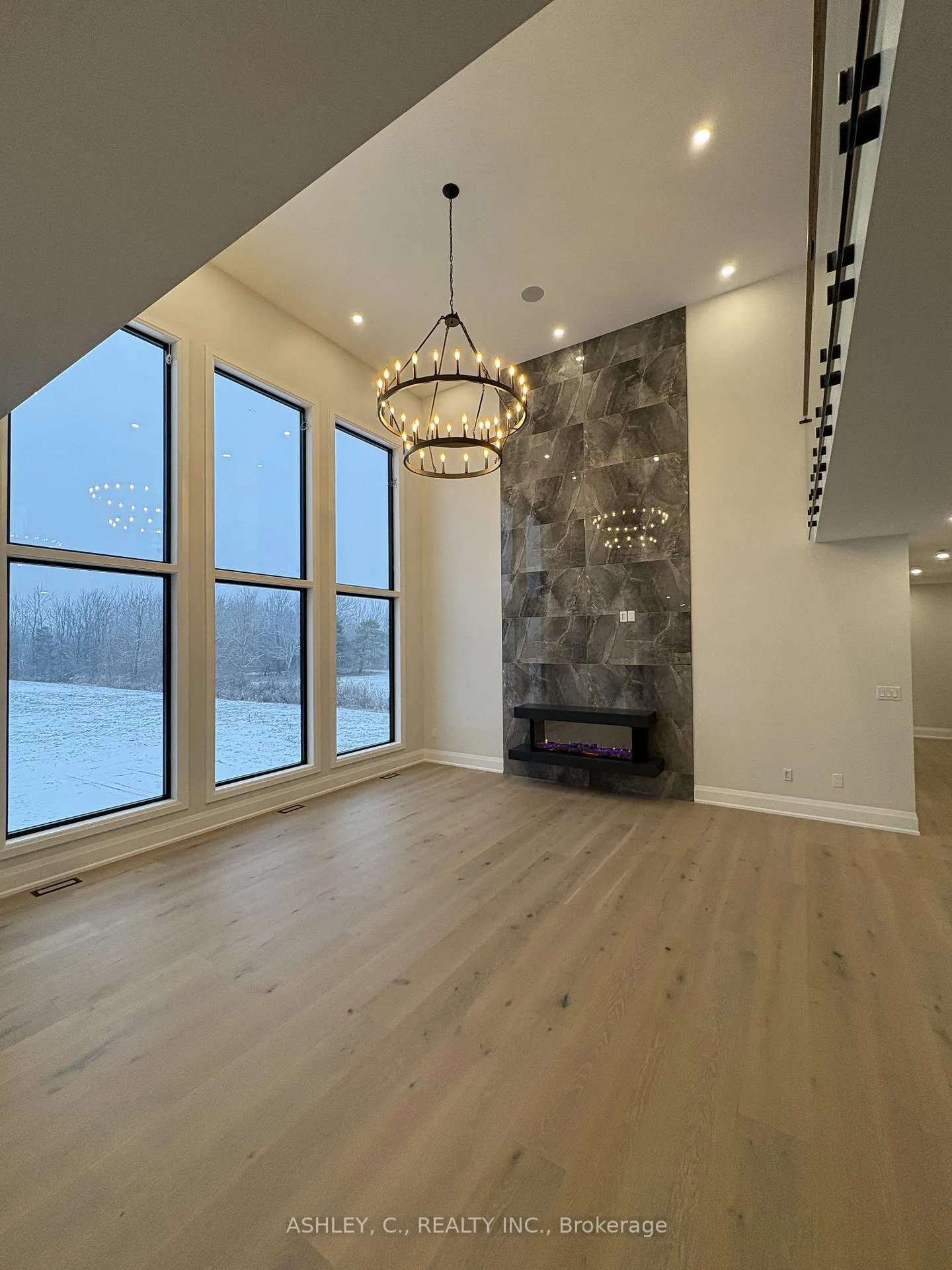 Photo 2 of 256 Mountain Road, Grimsby, Grimsby Escarpment — HOMEH