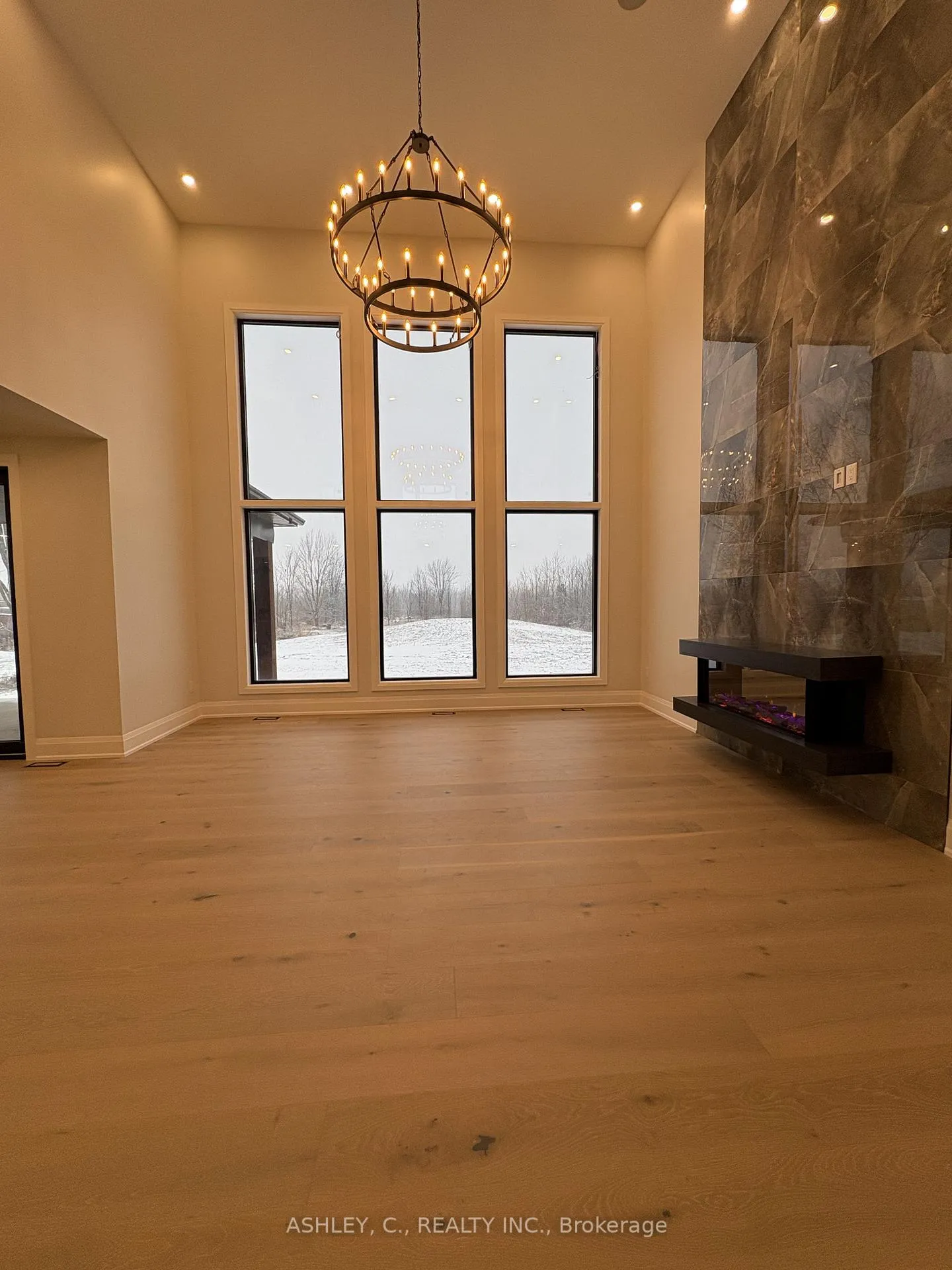 Photo 3 of 256 Mountain Road, Grimsby, Grimsby Escarpment — HOMEH
