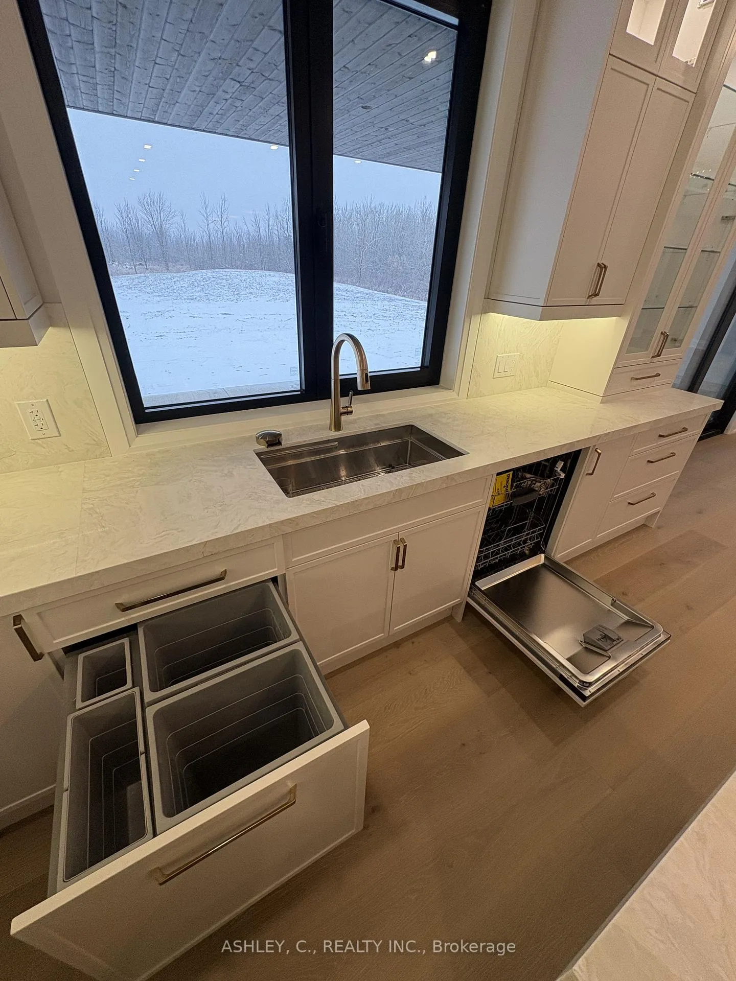 Photo 8 of 256 Mountain Road, Grimsby, Grimsby Escarpment — HOMEH