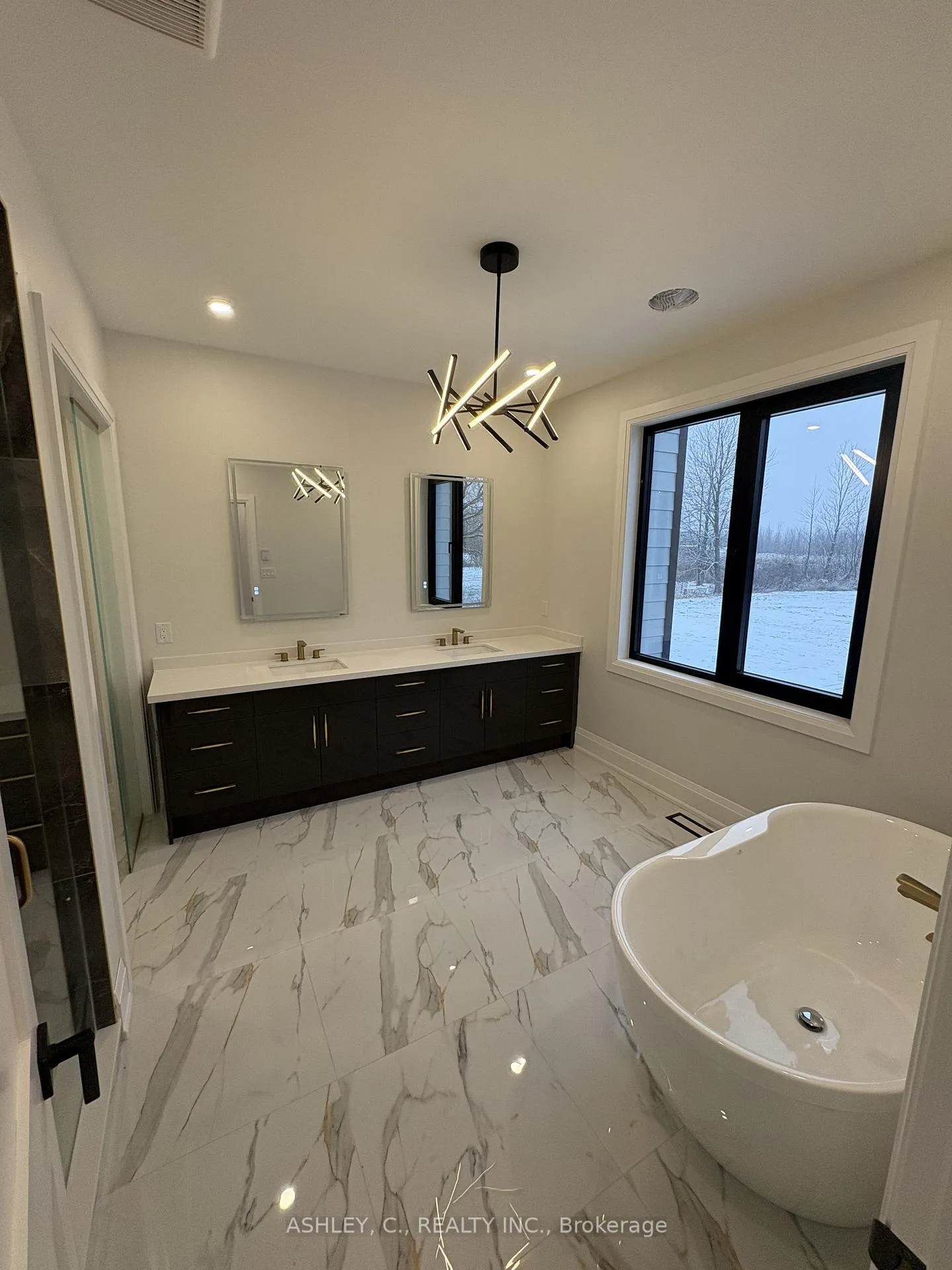 Photo 15 of 256 Mountain Road, Grimsby, Grimsby Escarpment — HOMEH