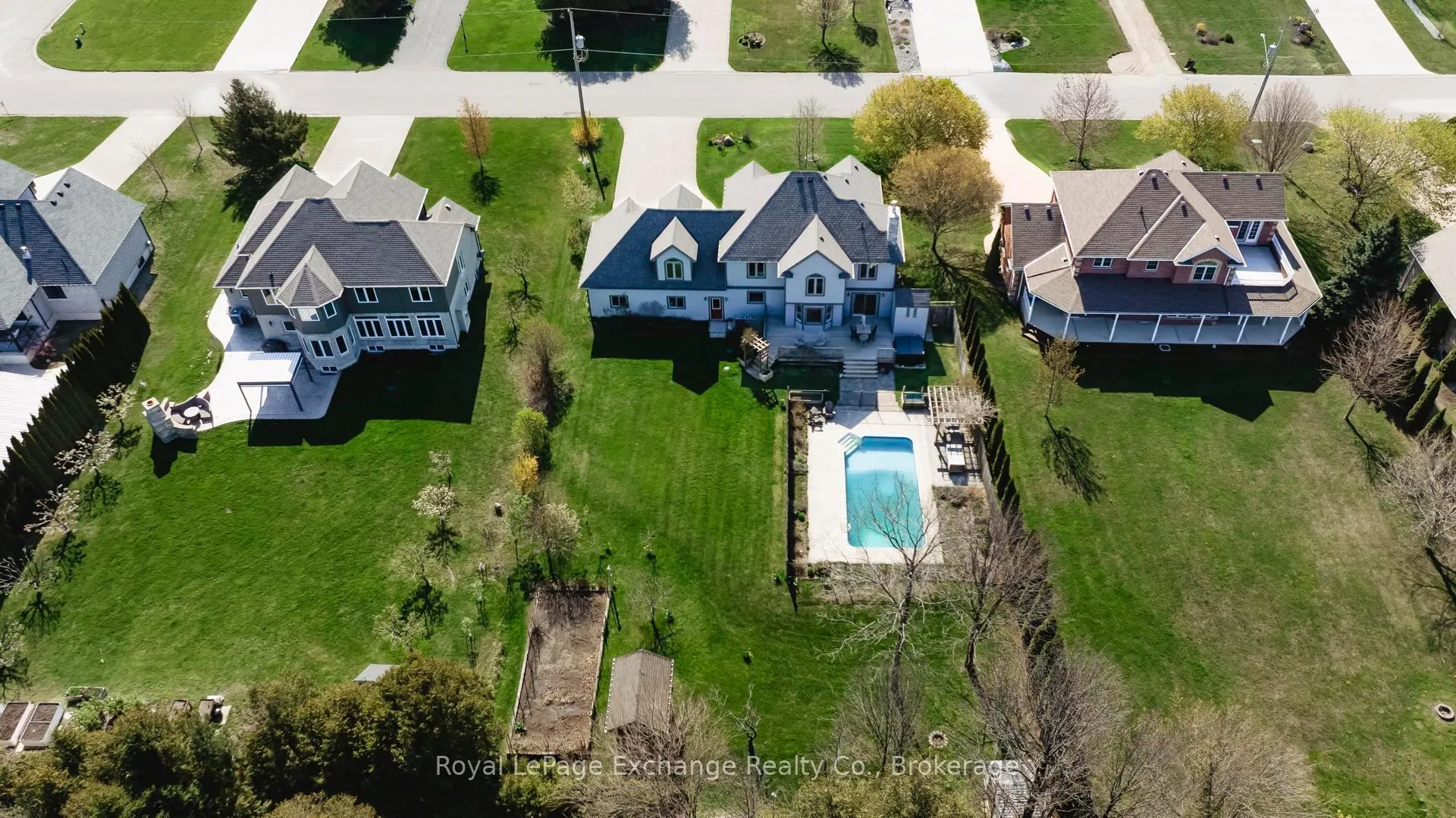 Photo 2 of 902 Park Place, Huron-Kinloss — HOMEH