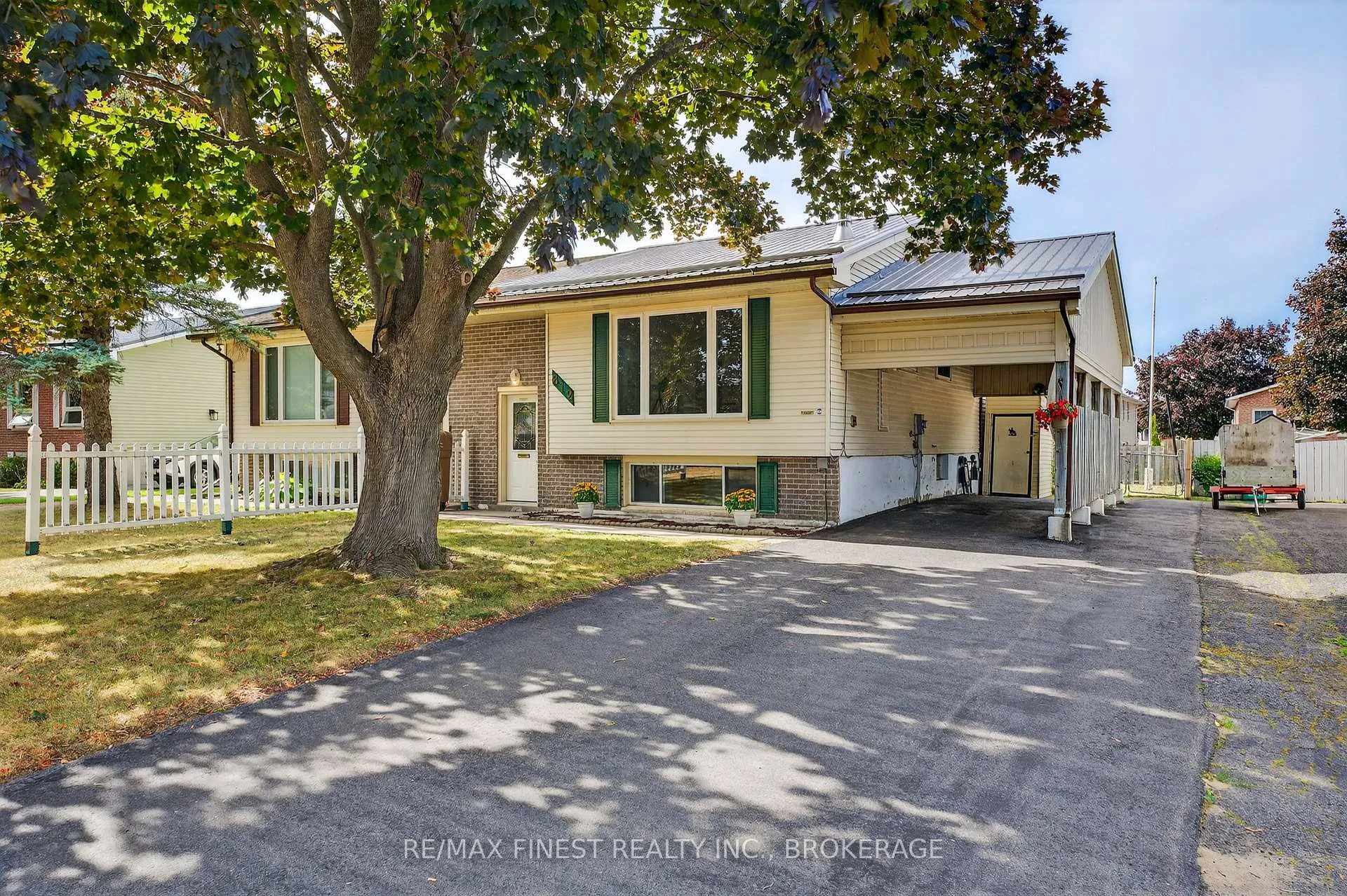Photo 1 of 812 Cunningham Crescent, Brockville — HOMEH