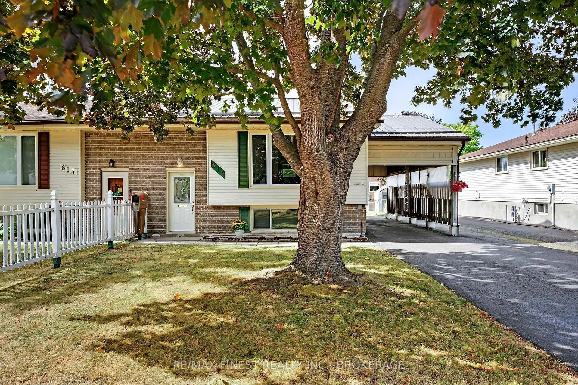 Photo 2 of 812 Cunningham Crescent, Brockville — HOMEH