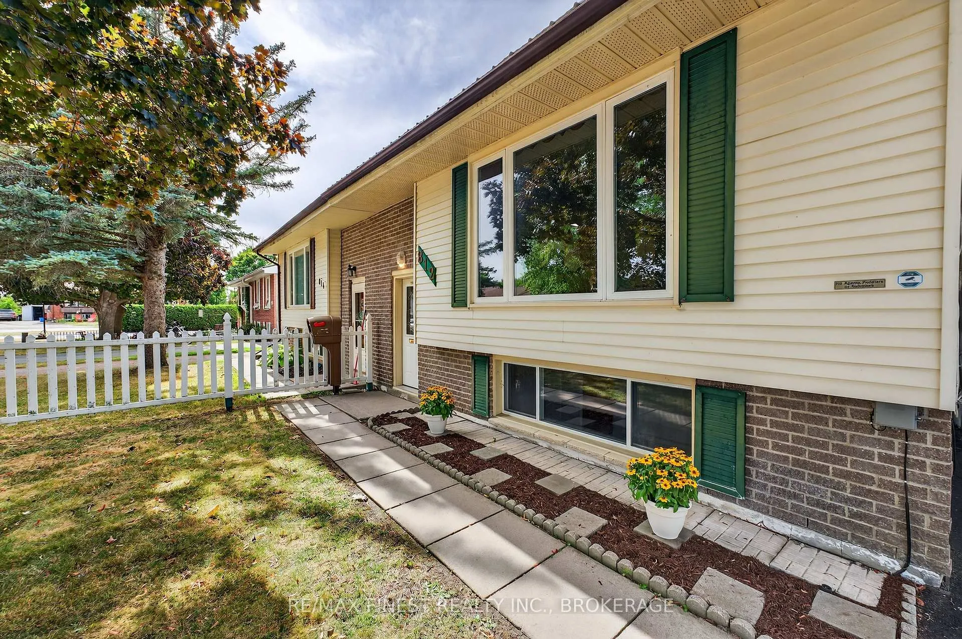 Photo 3 of 812 Cunningham Crescent, Brockville — HOMEH