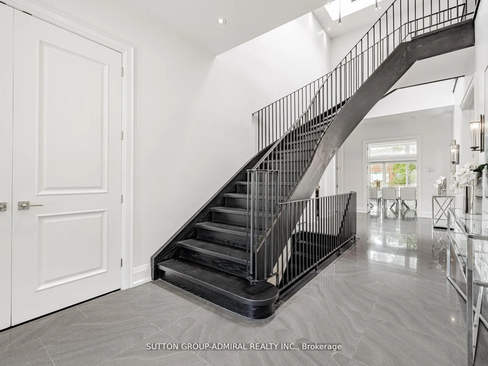 Photo 3 of 11 Frontenac Avenue, Toronto, Bedford Park-Nortown — HOMEH