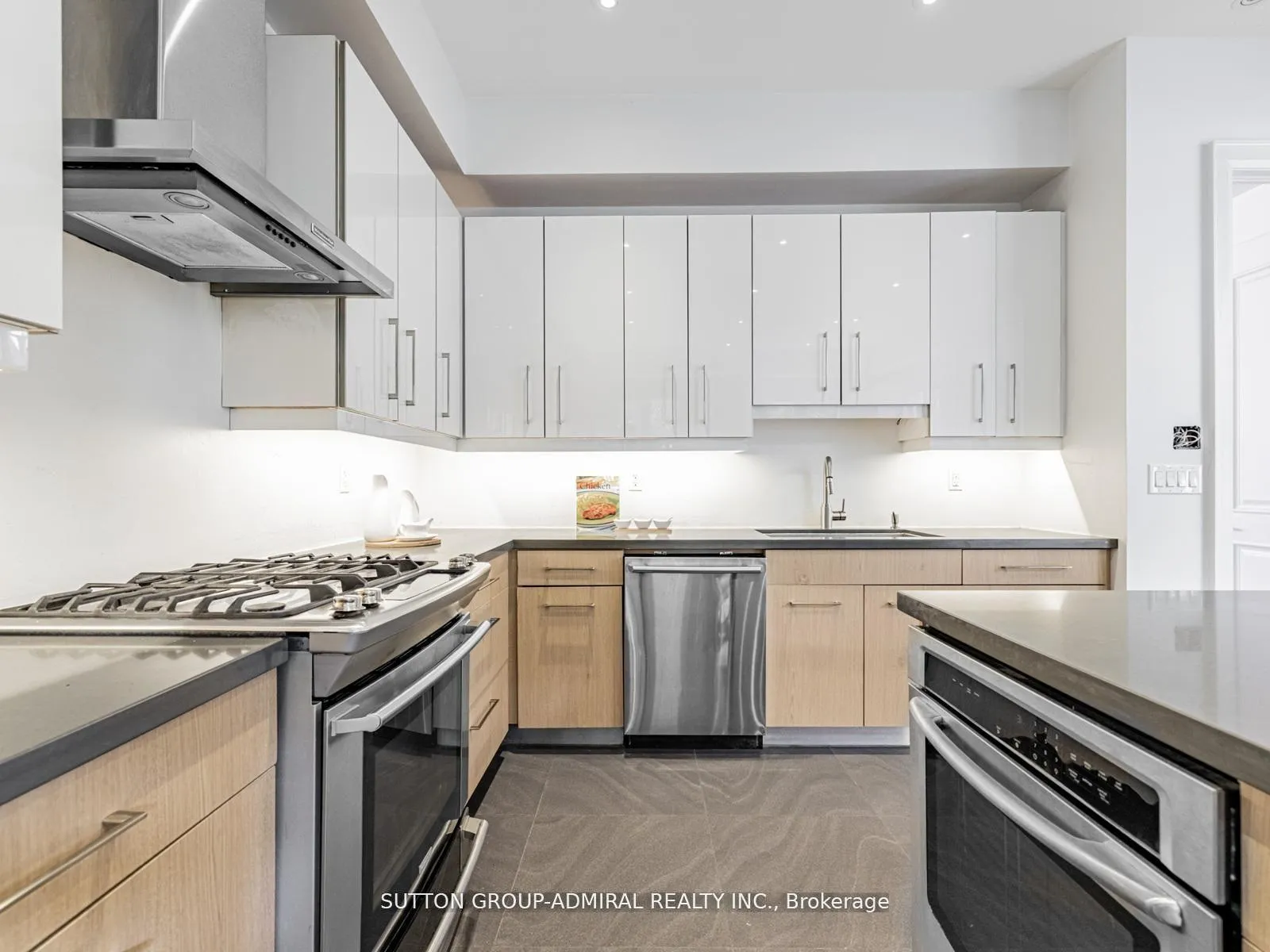 Photo 25 of 11 Frontenac Avenue, Toronto, Bedford Park-Nortown — HOMEH