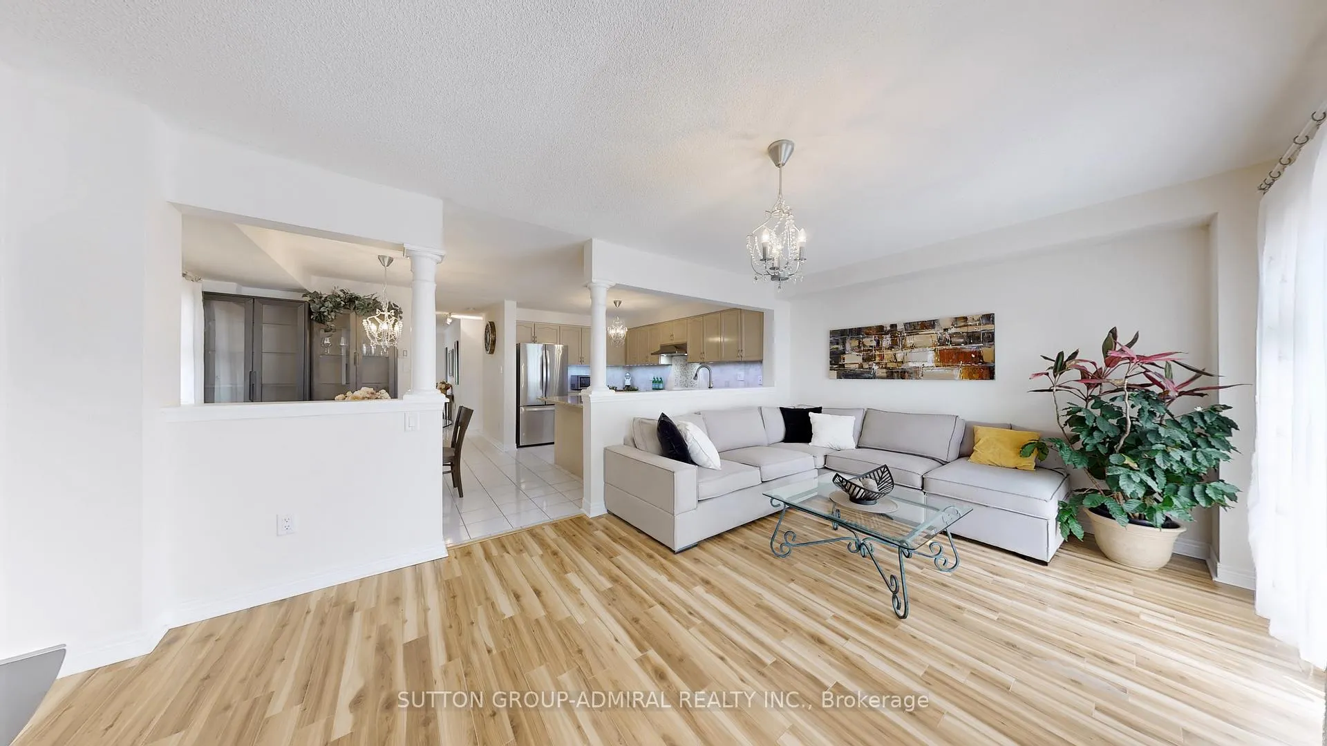 Photo 8 of 7 Rockview Gardens, Vaughan, Concord — HOMEH