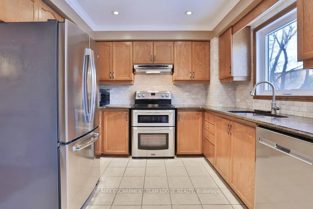 Photo 15 of 159 Burloak Drive, Oakville, Bronte — HOMEH