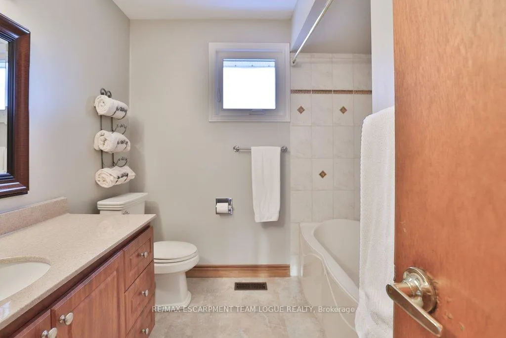 Photo 25 of 159 Burloak Drive, Oakville, Bronte — HOMEH