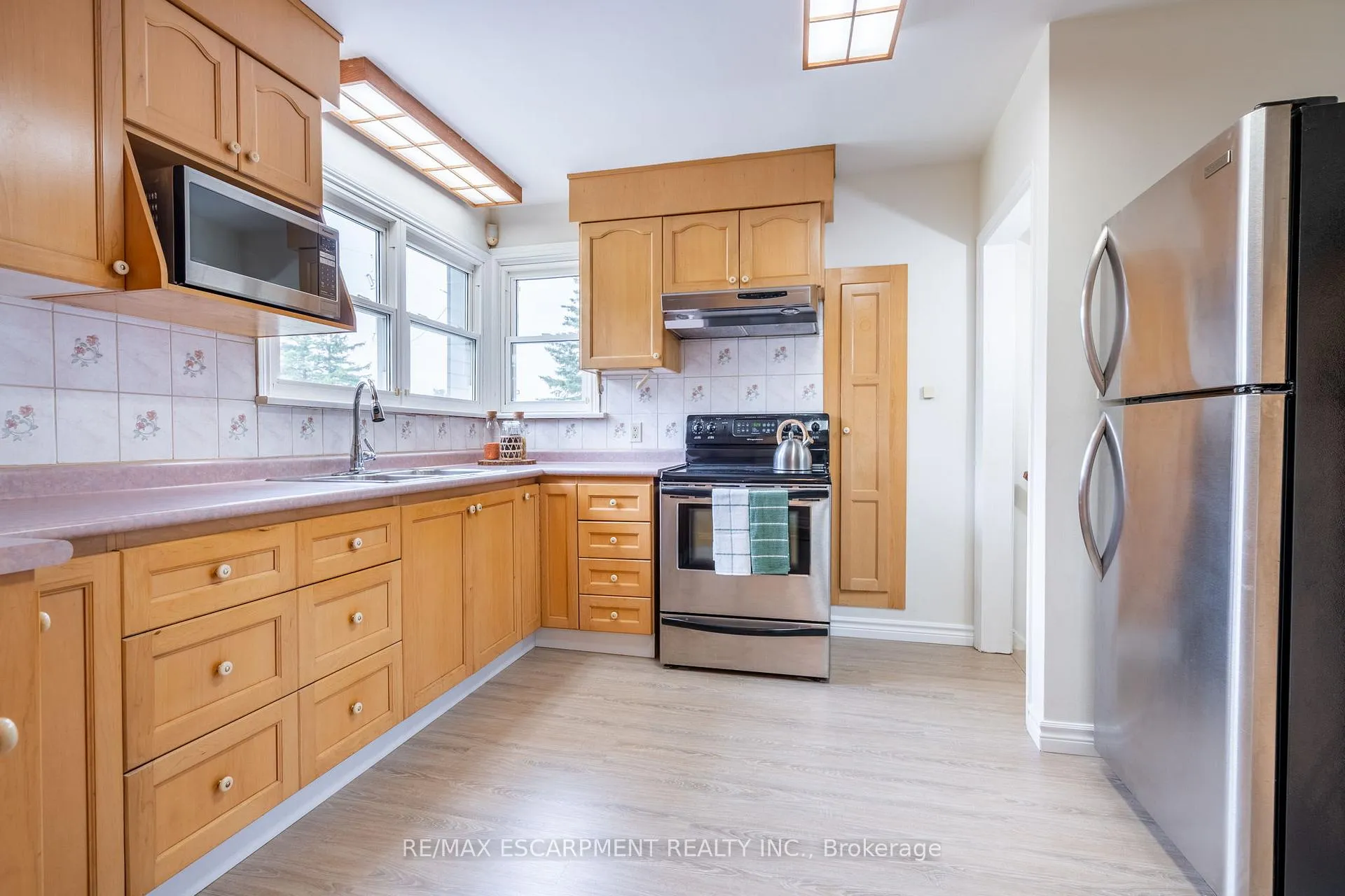 Photo 6 of 579 Third Road E, Hamilton, Stoney Creek — HOMEH
