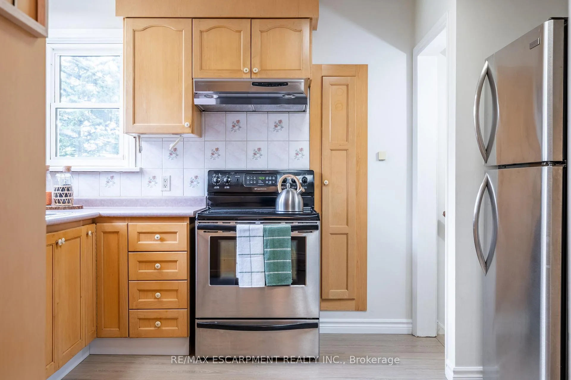 Photo 7 of 579 Third Road E, Hamilton, Stoney Creek — HOMEH