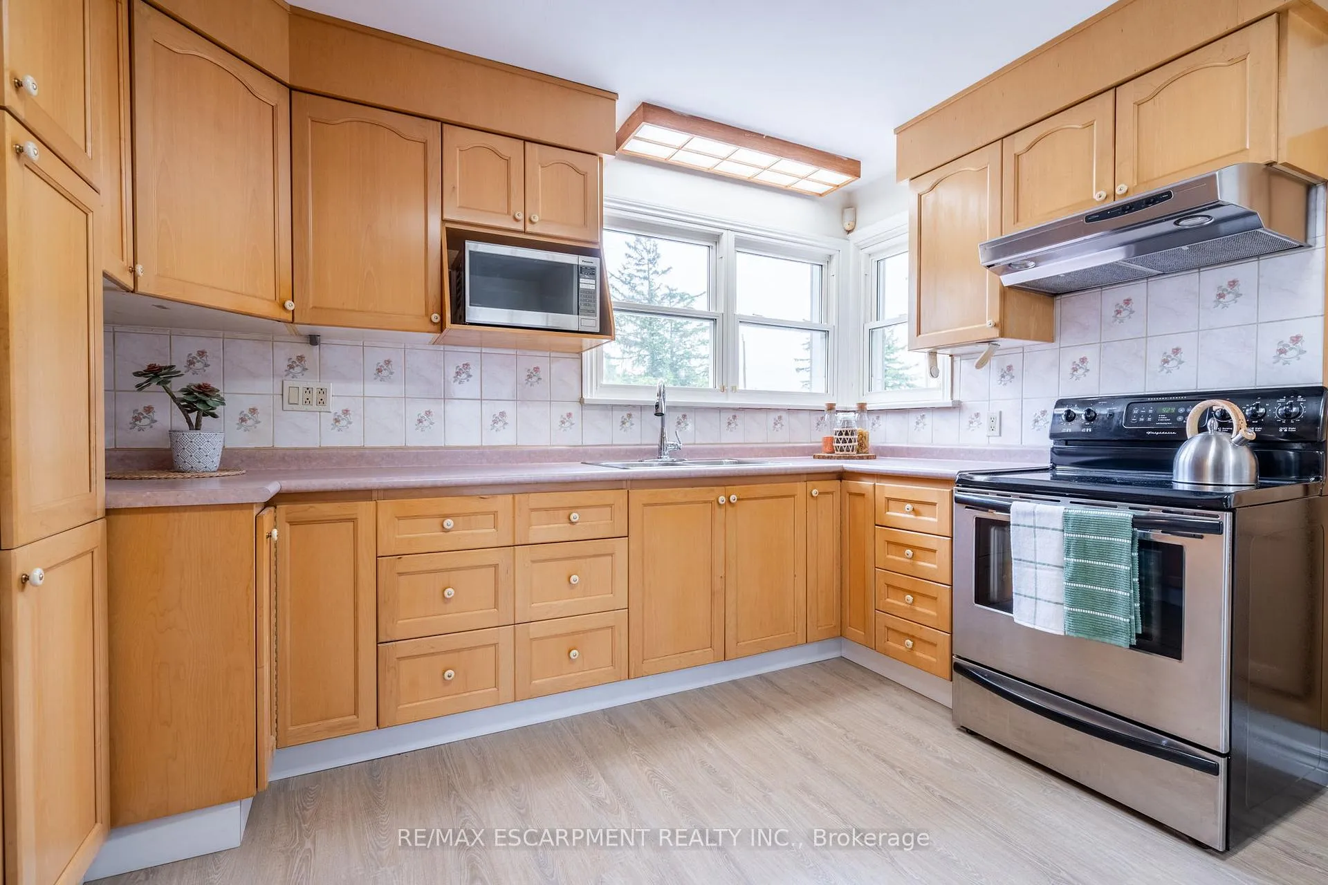Photo 8 of 579 Third Road E, Hamilton, Stoney Creek — HOMEH