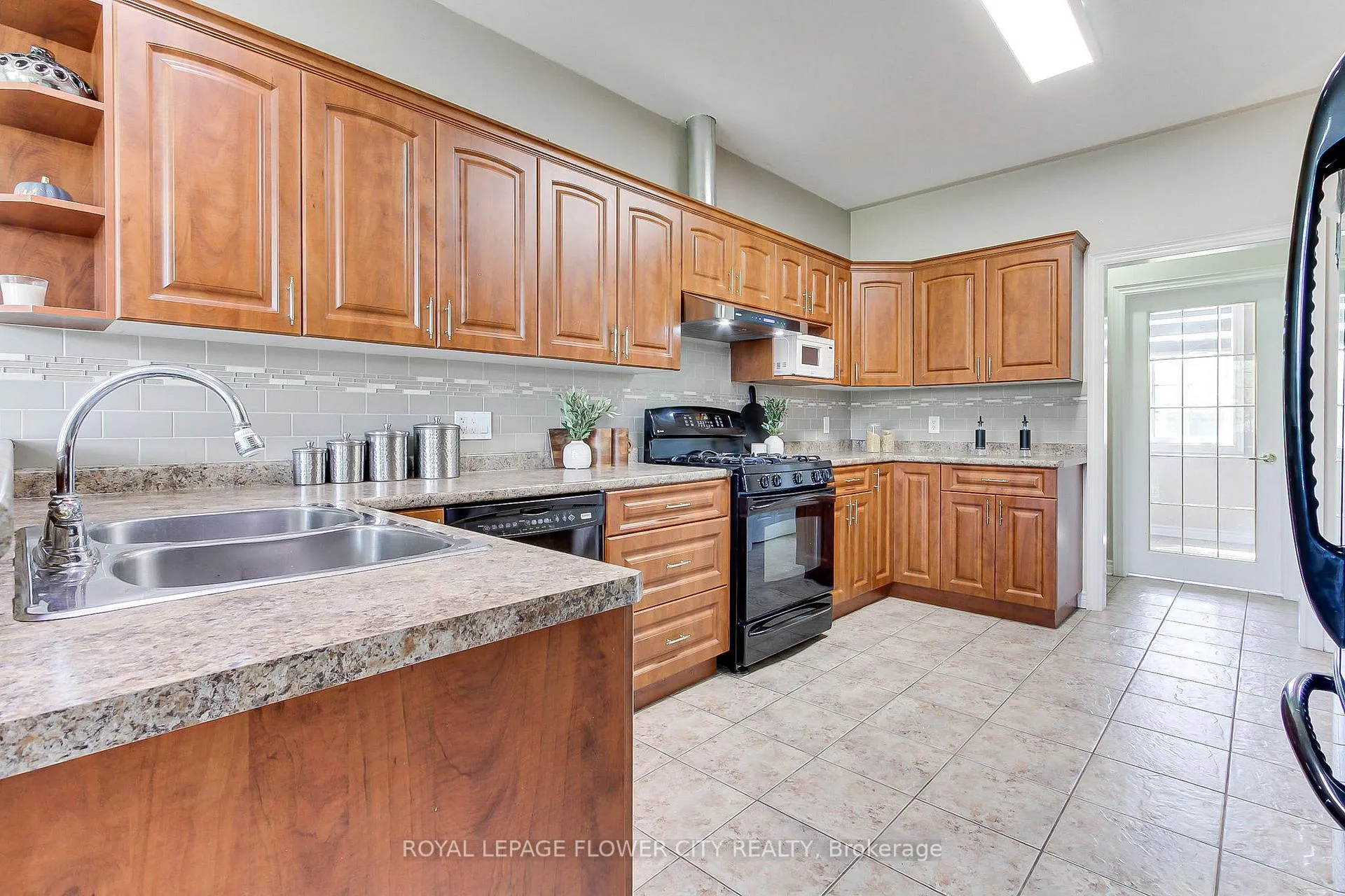 Photo 15 of 4161 White Road, Port Colborne, Bethel — HOMEH