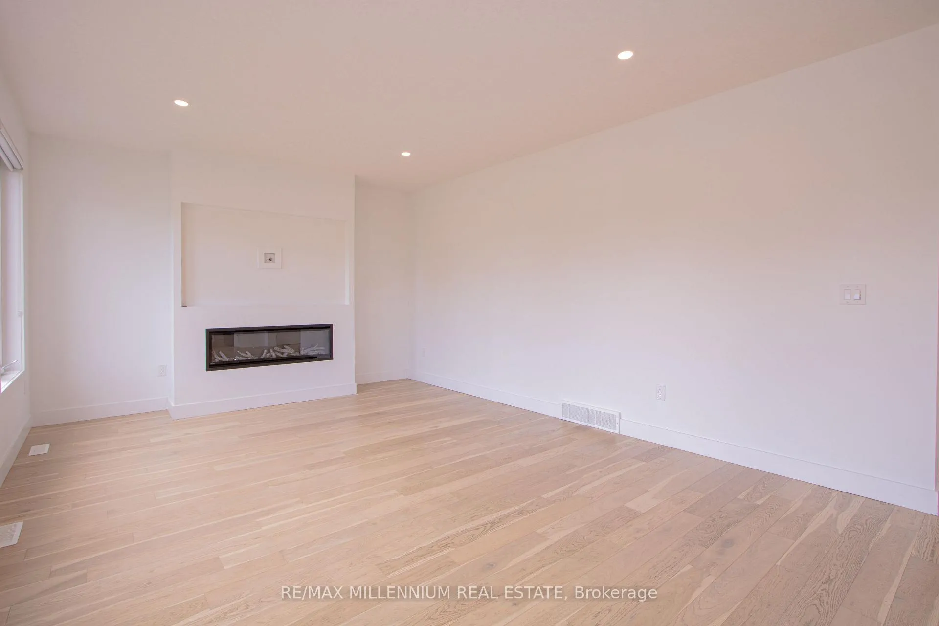 Photo 20 of 195 Boardwalk Way, Thames Centre, Dorchester — HOMEH