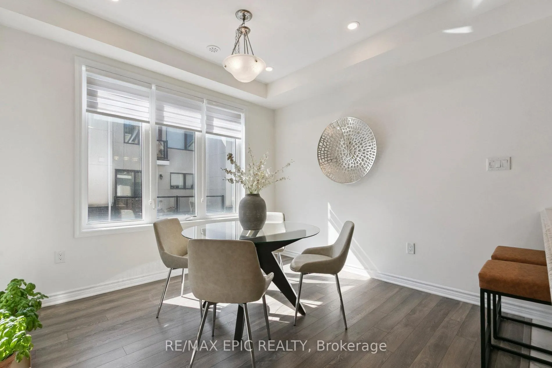 Photo 10 of 243 Rustle Woods Avenue, Markham, Cornell — HOMEH