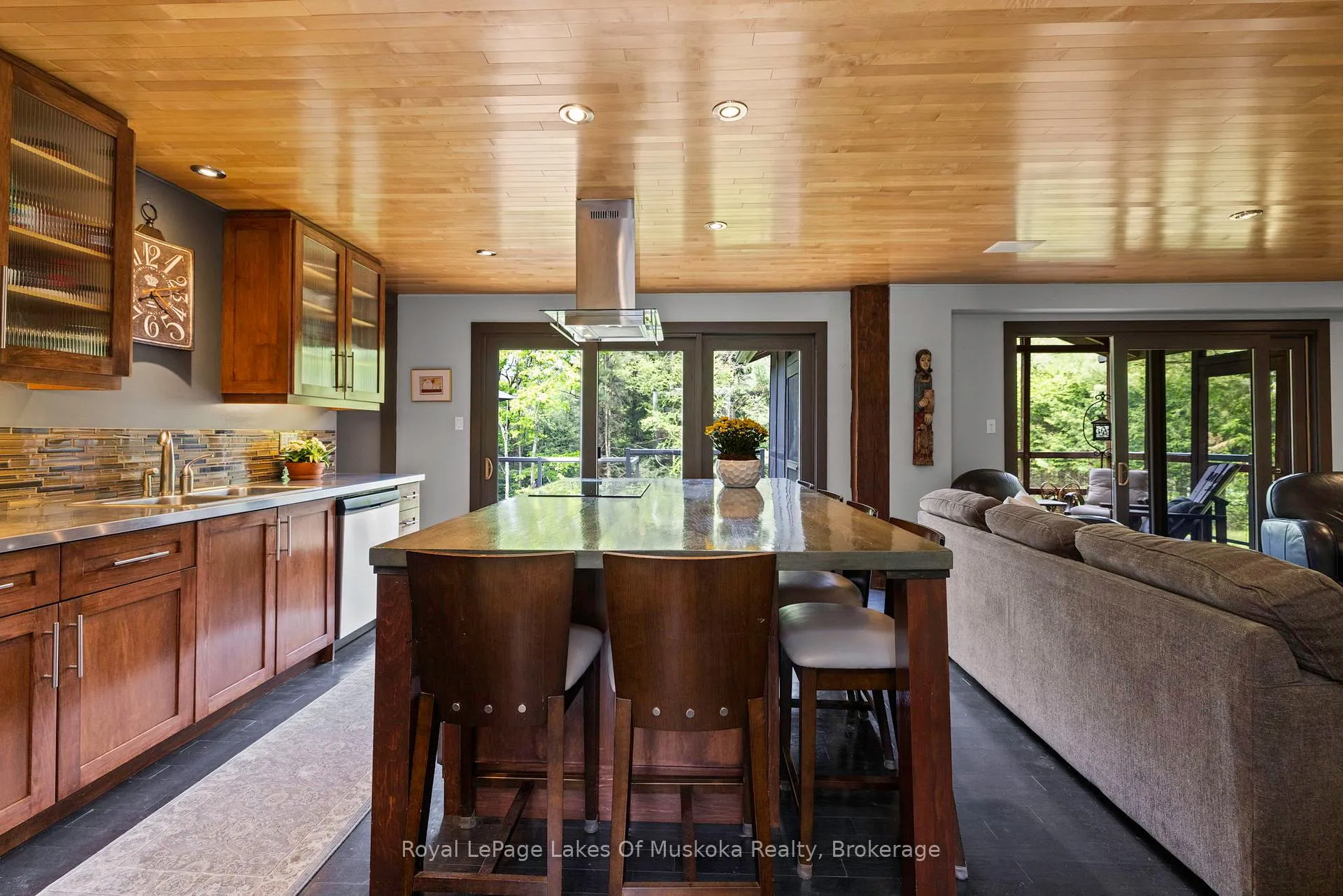 Photo 19 of 31 Curling Road, Bracebridge, Macaulay — HOMEH