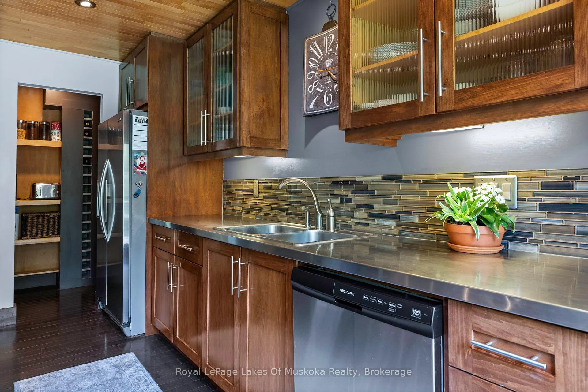 Photo 20 of 31 Curling Road, Bracebridge, Macaulay — HOMEH
