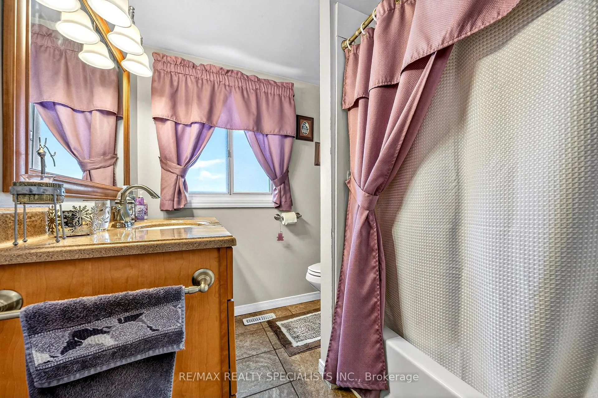 Photo 20 of 61 Moore Park Crescent, Halton Hills, Georgetown — HOMEH