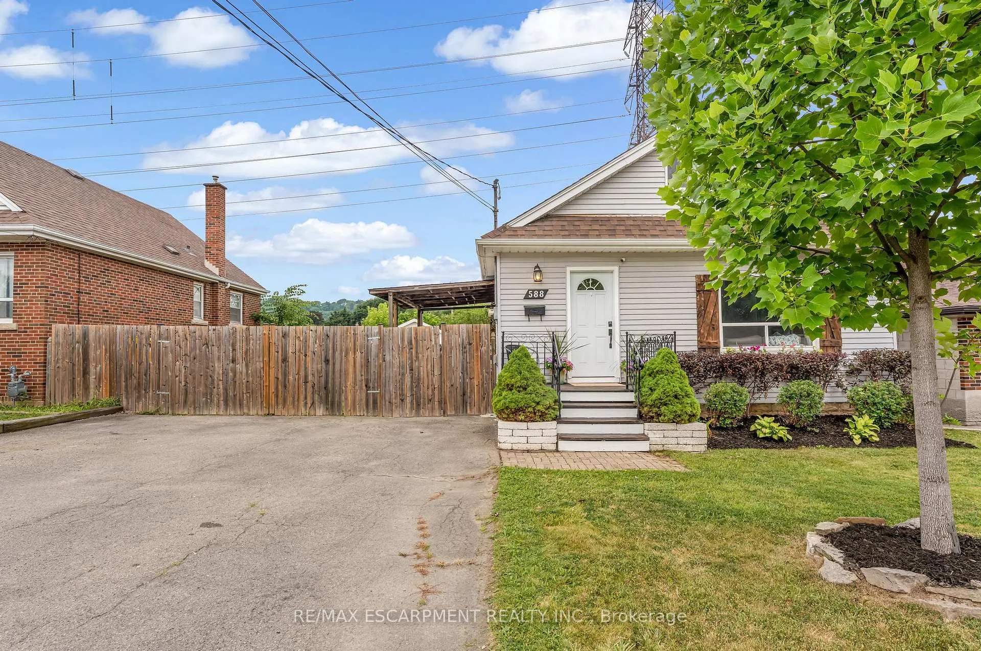 Photo 3 of 588 Cochrane Road, Hamilton, Rosedale — HOMEH