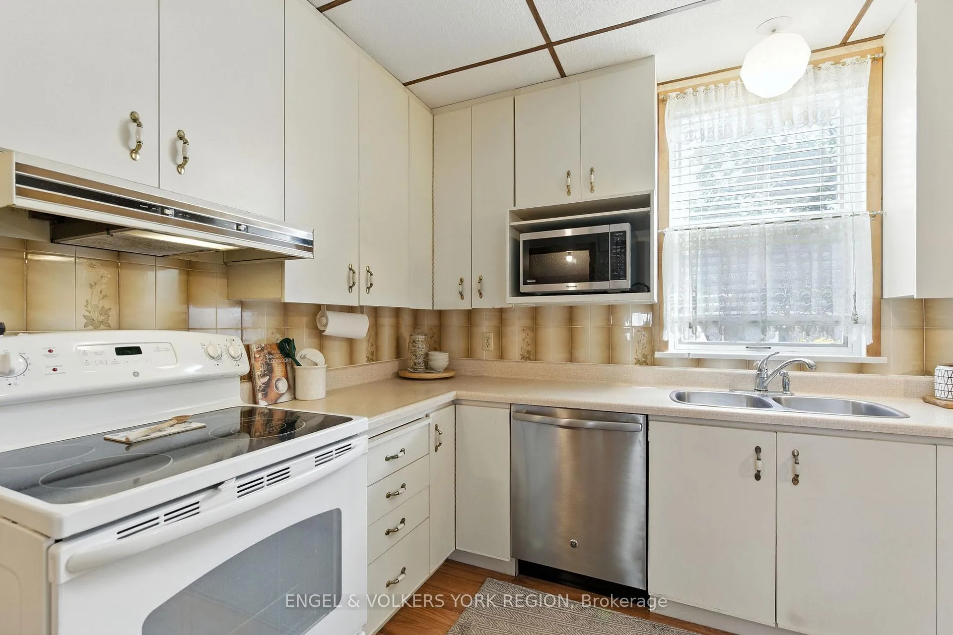 Photo 10 of 484 John Street N, Hamilton, North End — HOMEH