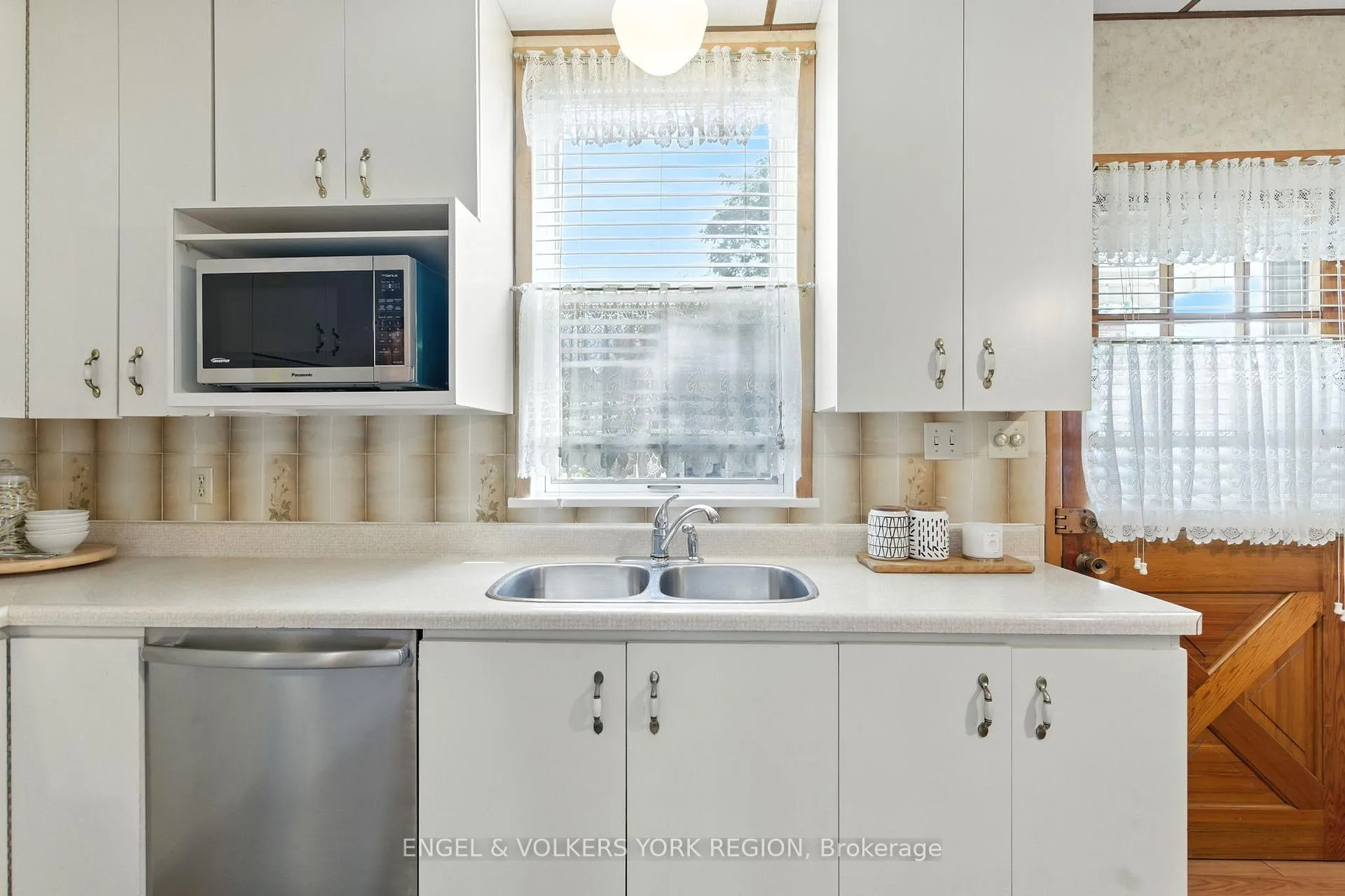 Photo 11 of 484 John Street N, Hamilton, North End — HOMEH