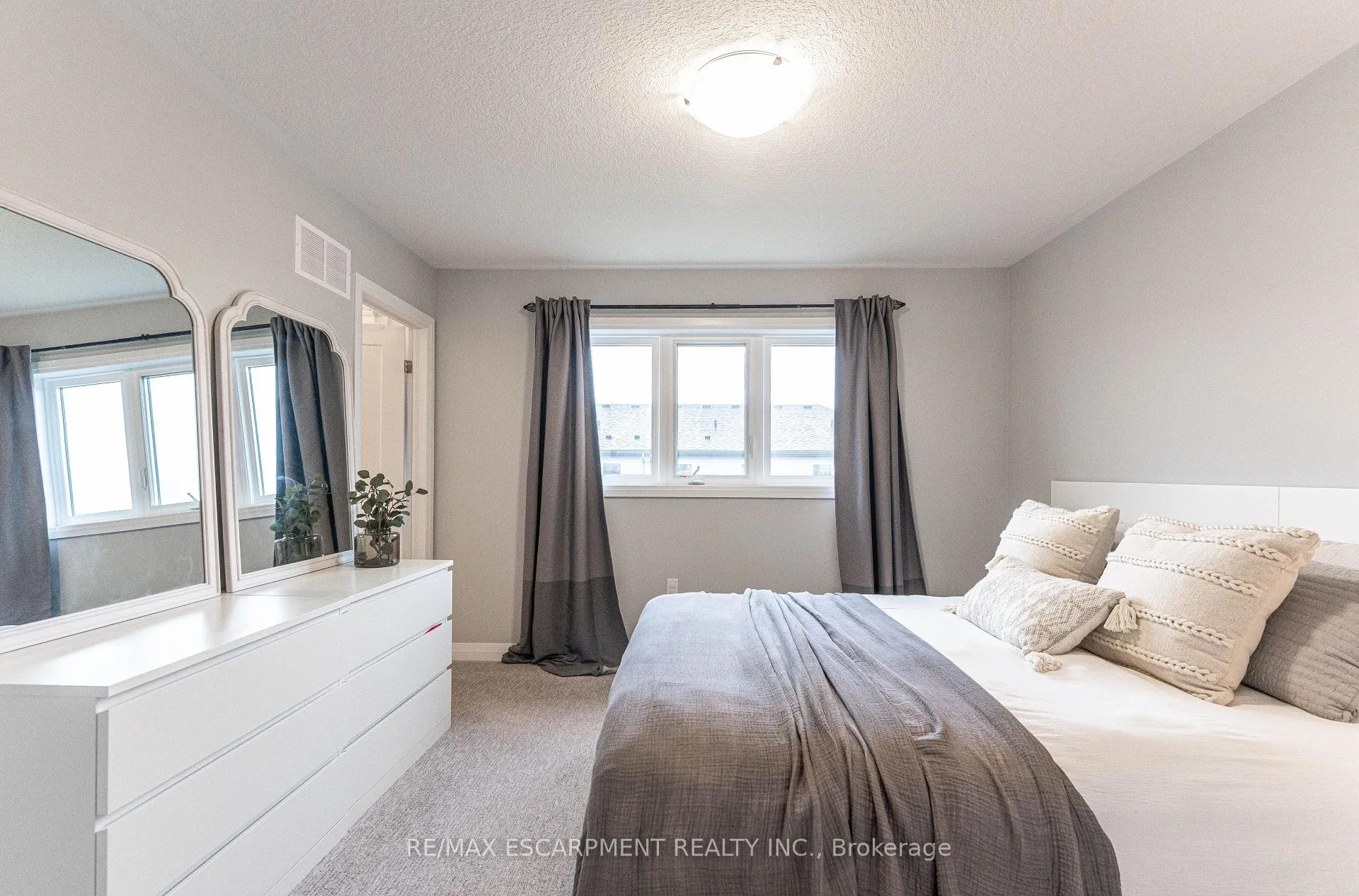 Photo 13 of 52 Aquarius Crescent, Hamilton, Rural Glanbrook — HOMEH