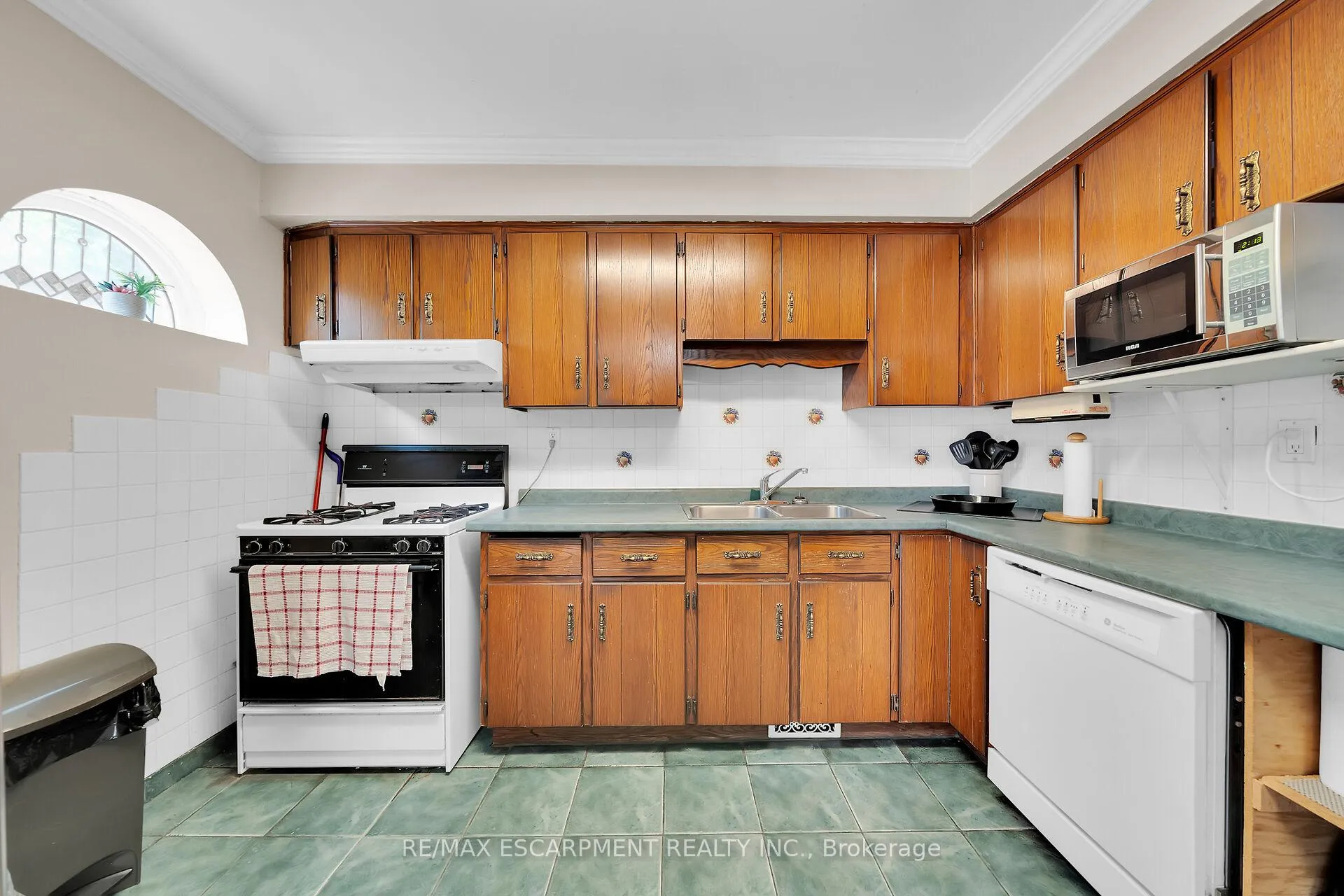 Photo 10 of 8 Kinrade Avenue, Hamilton, Gibson — HOMEH