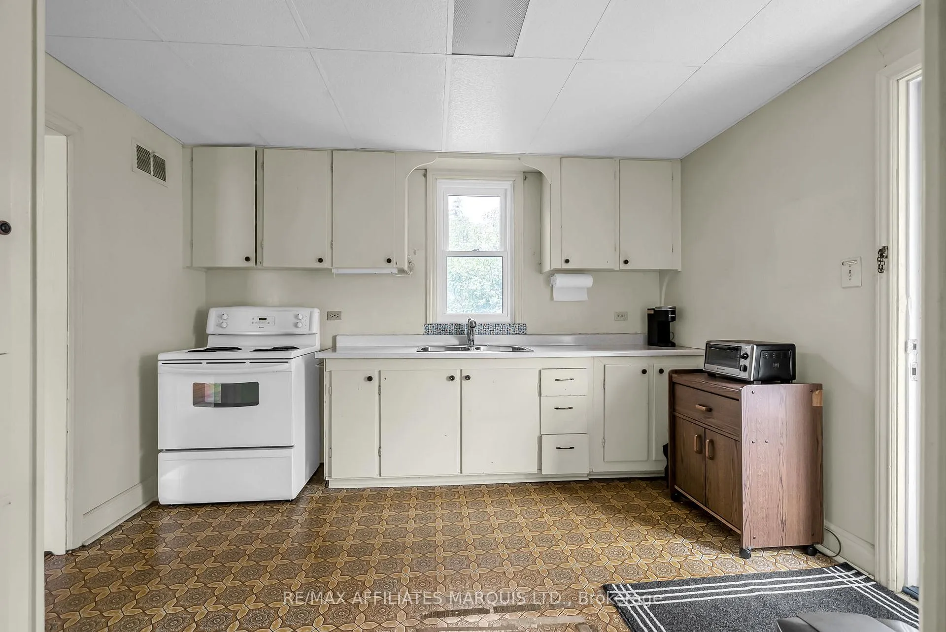 Photo 10 of 1507 Queen Street, Cornwall — HOMEH