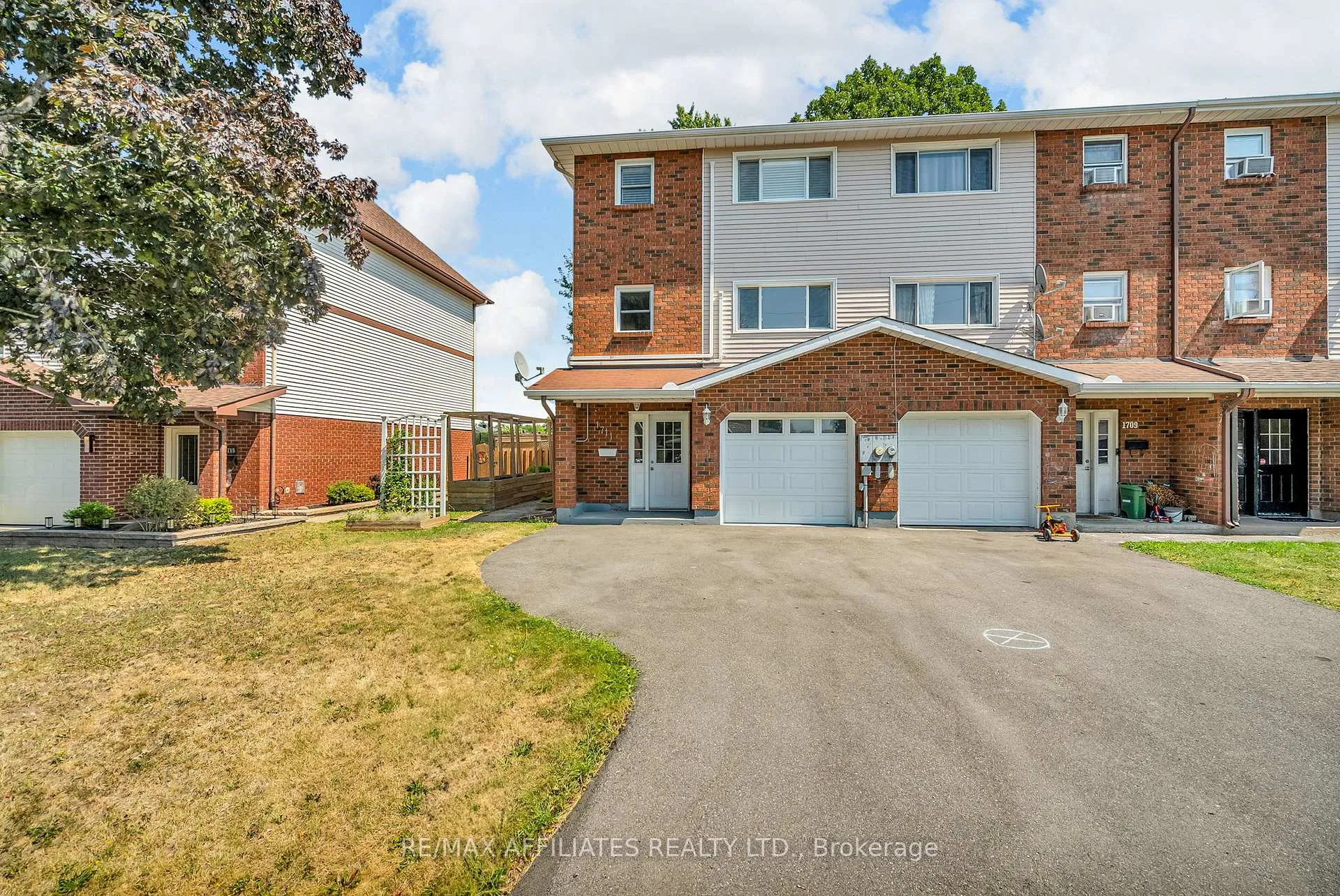 Photo 2 of 1711 Donald Avenue, Cornwall — HOMEH