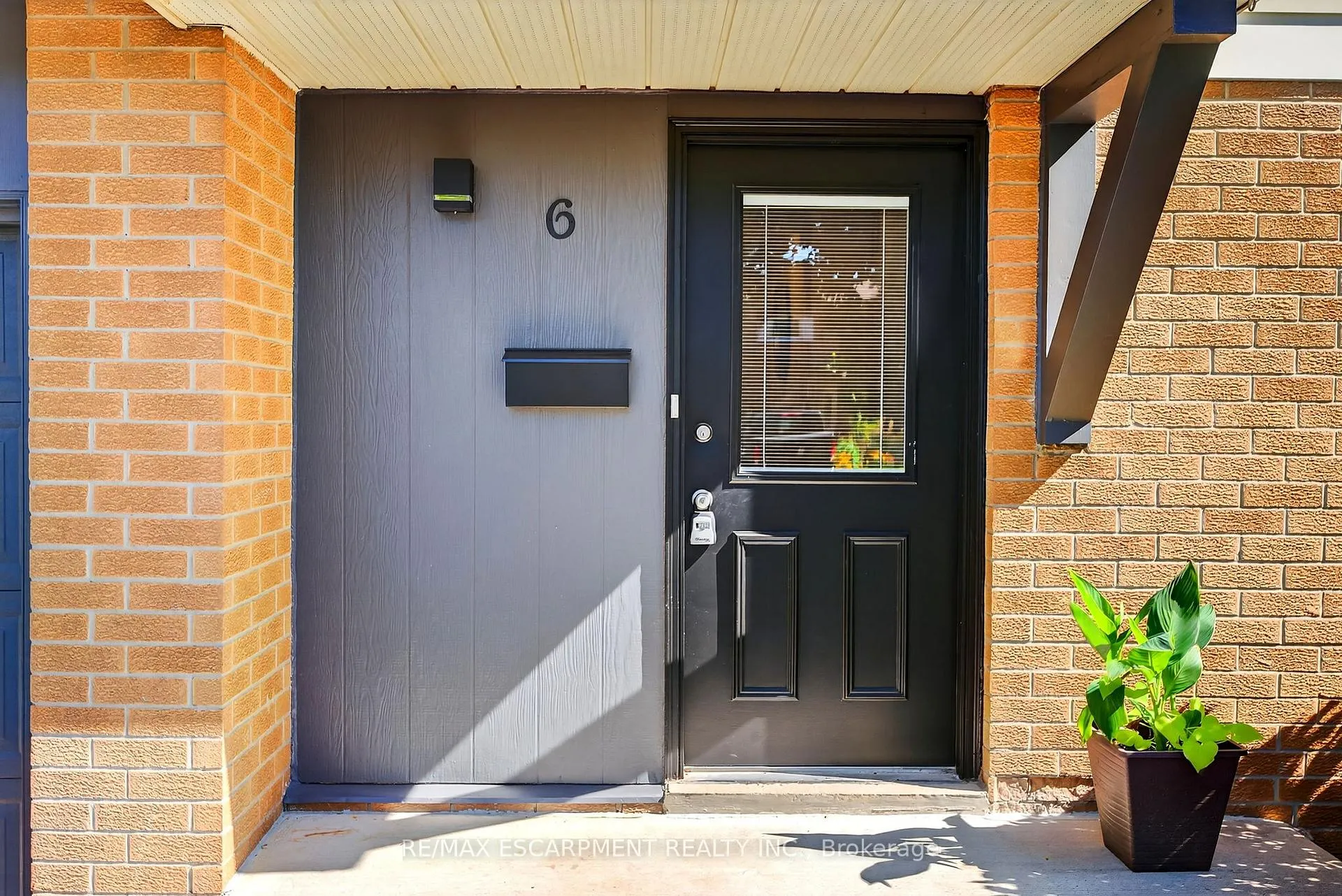 Photo 3 of 6 Chudleigh Street, Hamilton, Waterdown — HOMEH