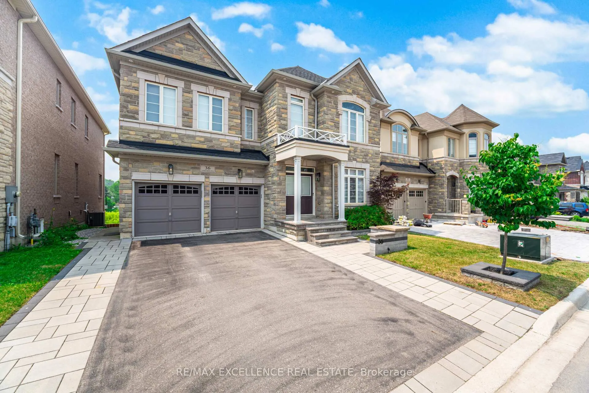 Photo 2 of 36 Golden Hawk Drive, Hamilton, Waterdown — HOMEH