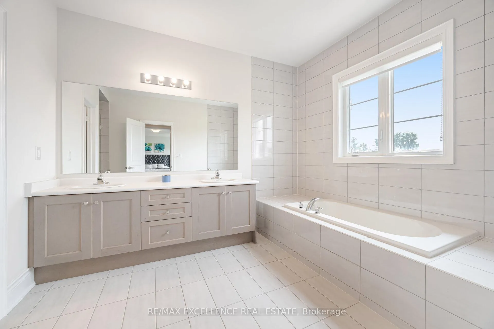 Photo 30 of 36 Golden Hawk Drive, Hamilton, Waterdown — HOMEH