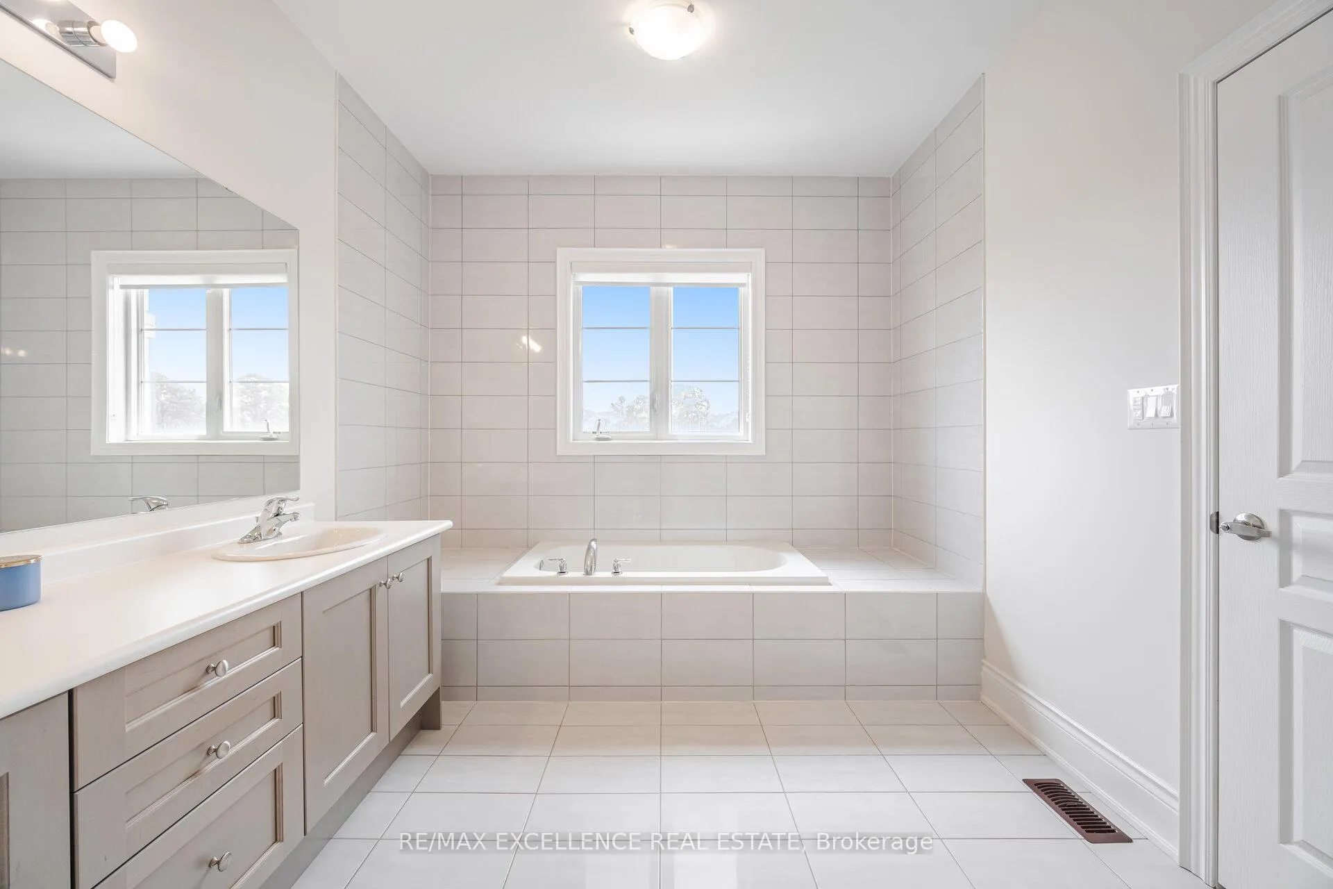 Photo 31 of 36 Golden Hawk Drive, Hamilton, Waterdown — HOMEH