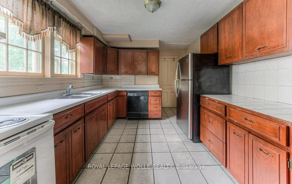 Photo 3 of 28 Allen Street E, Waterloo — HOMEH