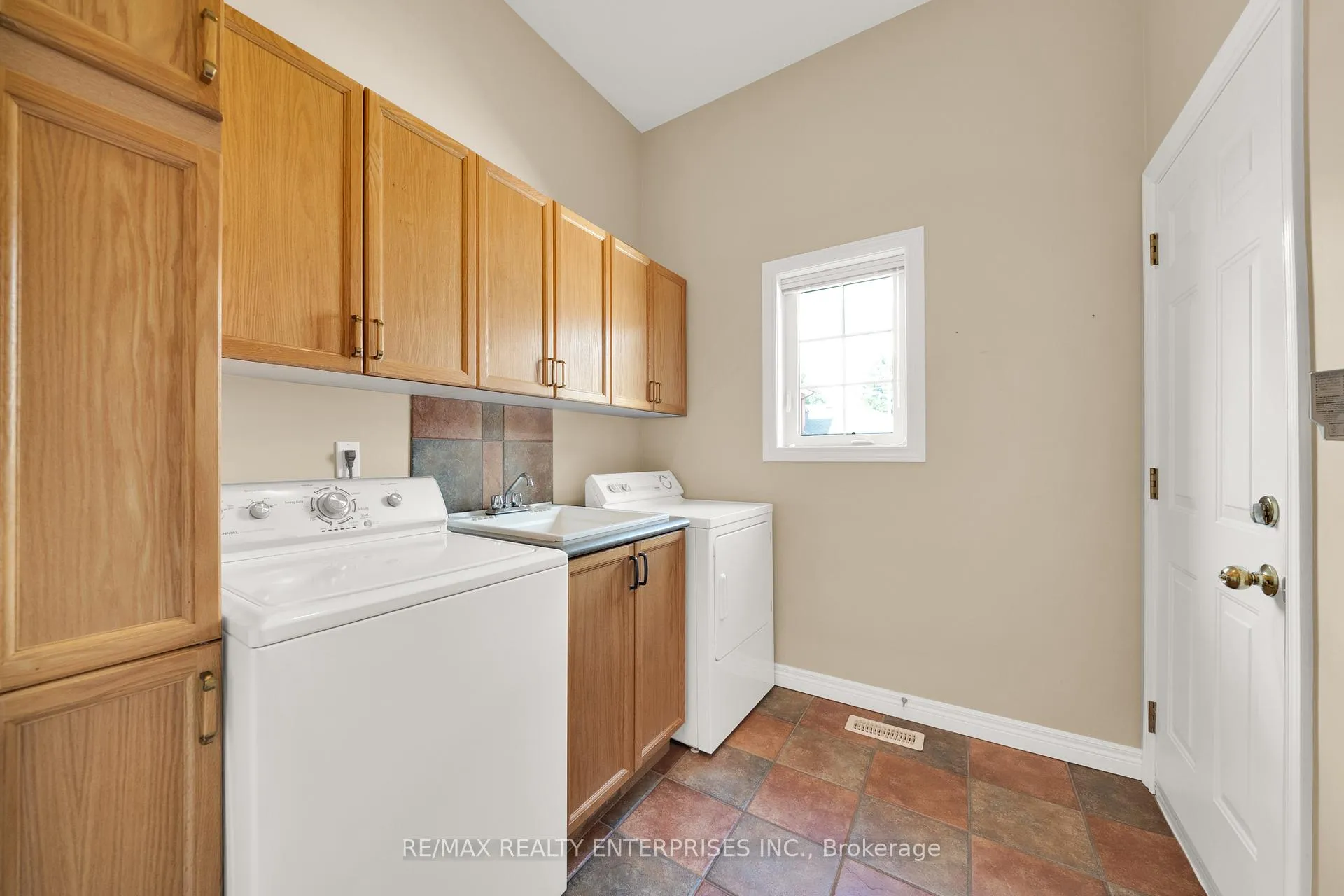 Photo 11 of 240 Chesley Street, Hamilton, Sheldon — HOMEH