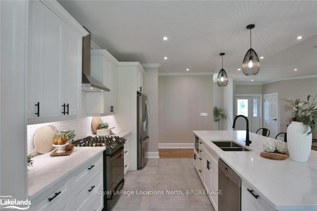 Photo 11 of 4 Laurel Boulevard, Collingwood — HOMEH
