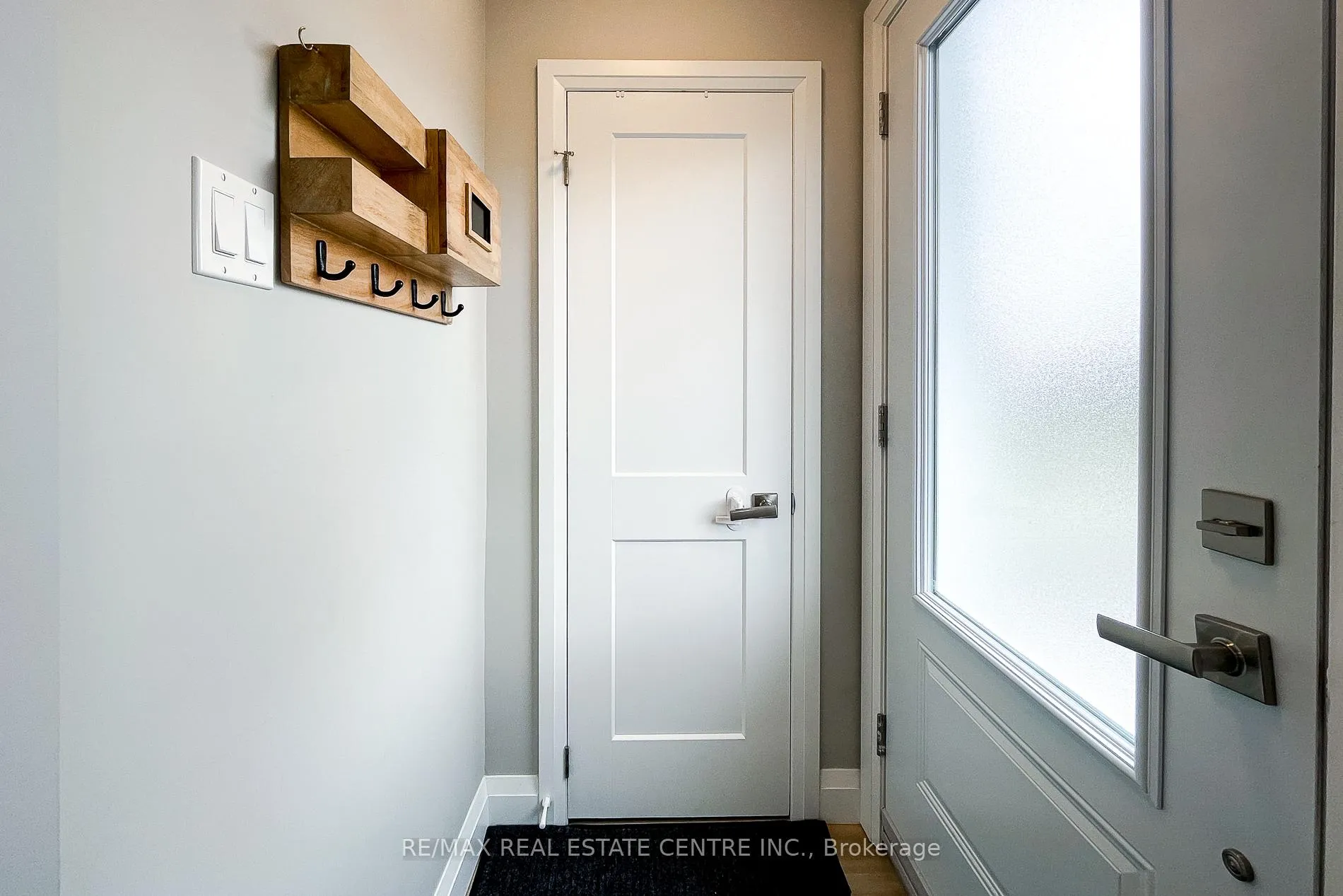 Photo 5 of 112 Tragina Avenue S, Hamilton, Bartonville — HOMEH
