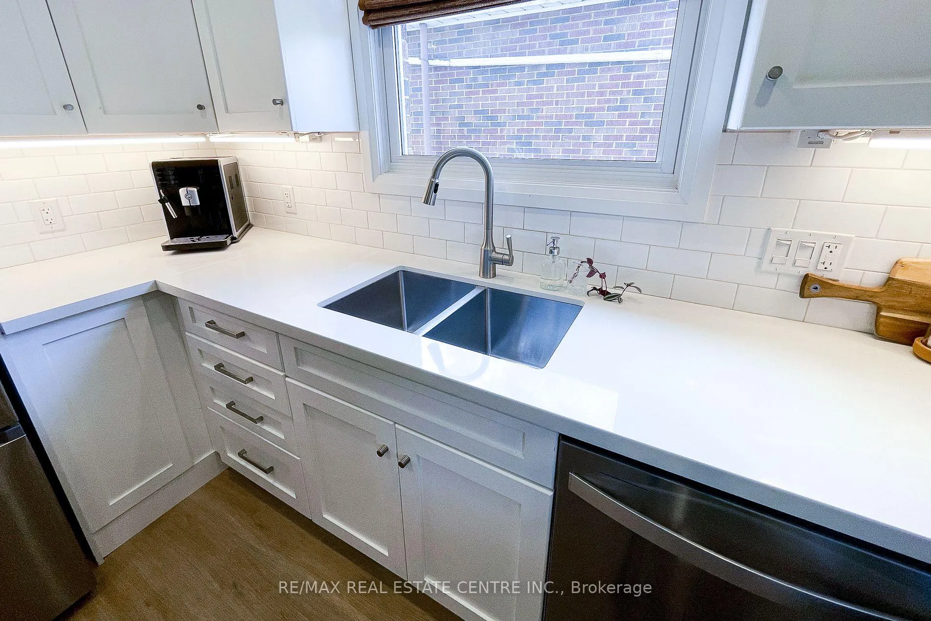 Photo 8 of 112 Tragina Avenue S, Hamilton, Bartonville — HOMEH