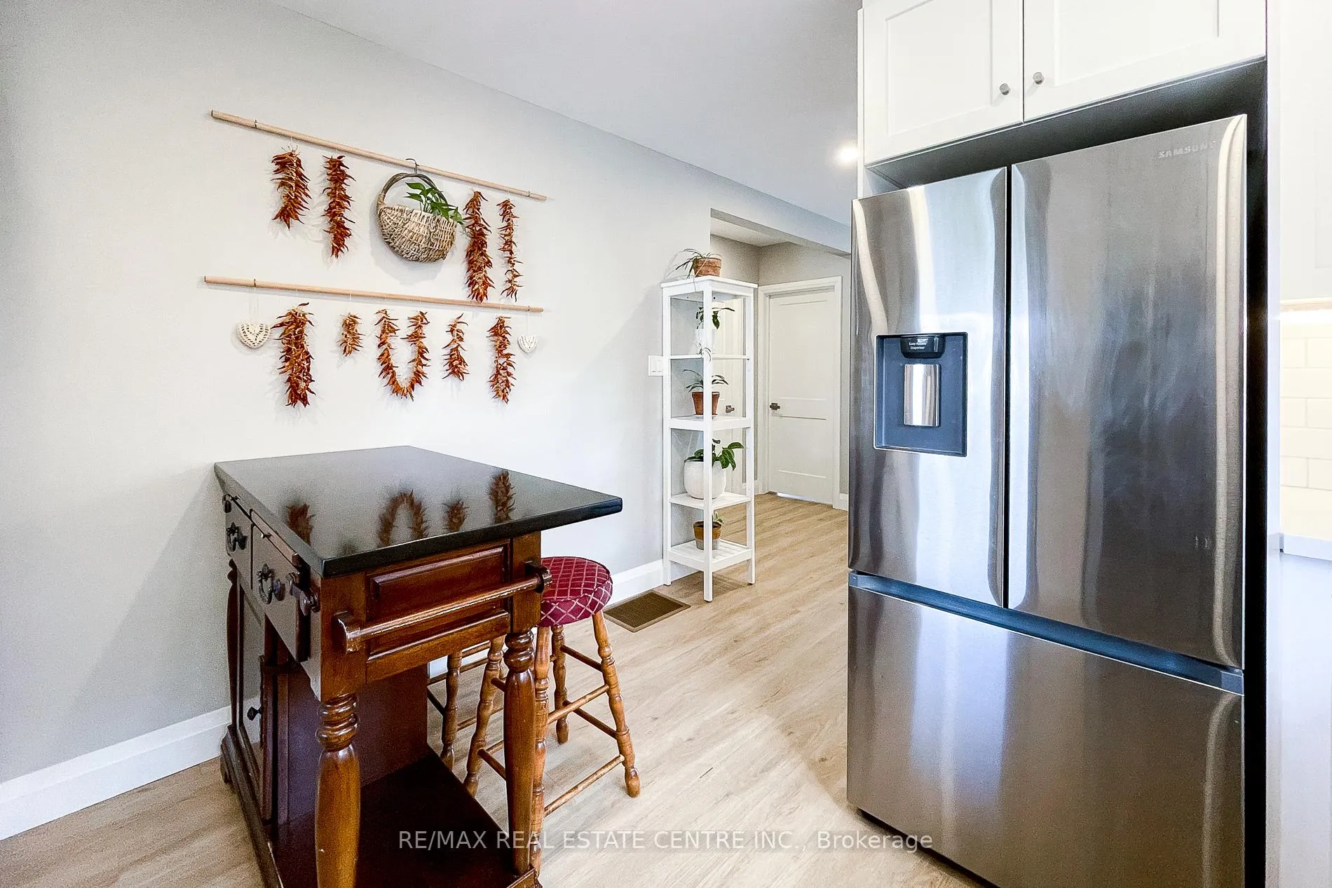 Photo 10 of 112 Tragina Avenue S, Hamilton, Bartonville — HOMEH