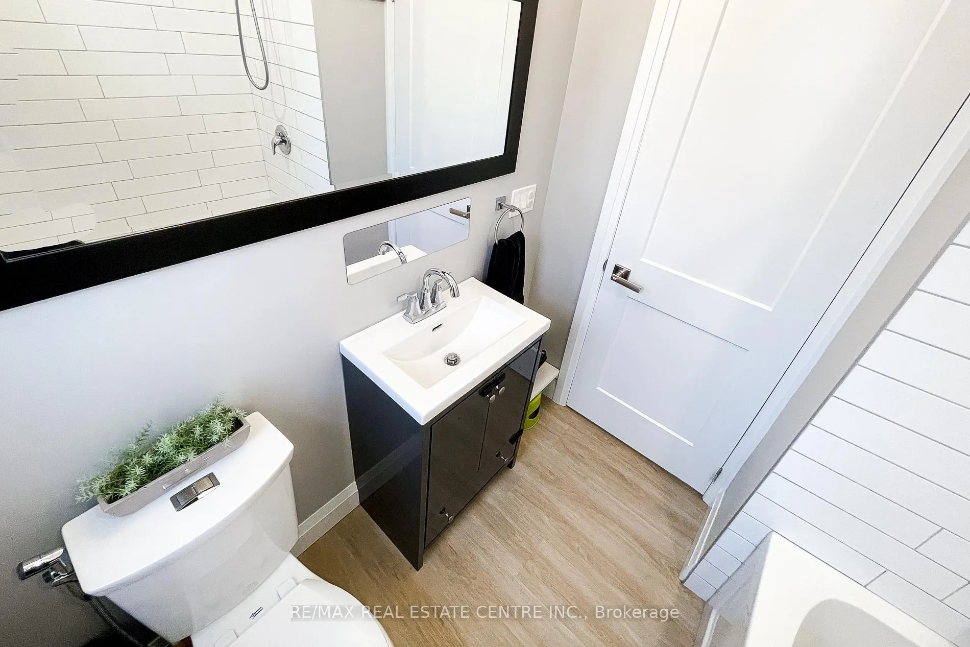 Photo 26 of 112 Tragina Avenue S, Hamilton, Bartonville — HOMEH